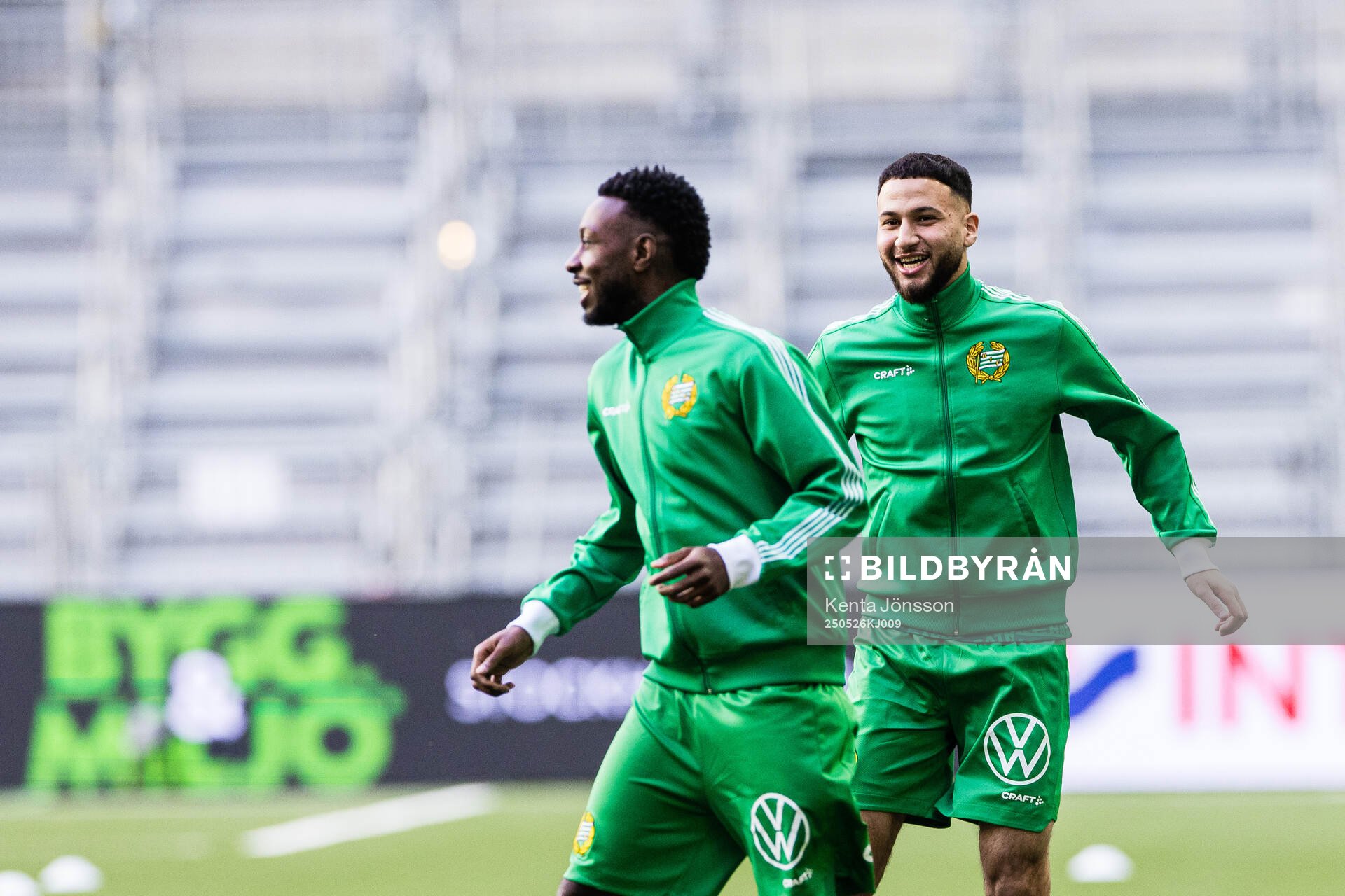 Hammarbys Abdelrahman Boudah Saidi och Shaquille Pinas under uppvärmningen inför fotbollsmatchen i Allsvenskan mellan Hammarby och Degerfors den 26 maj 2025 i Stockholm.