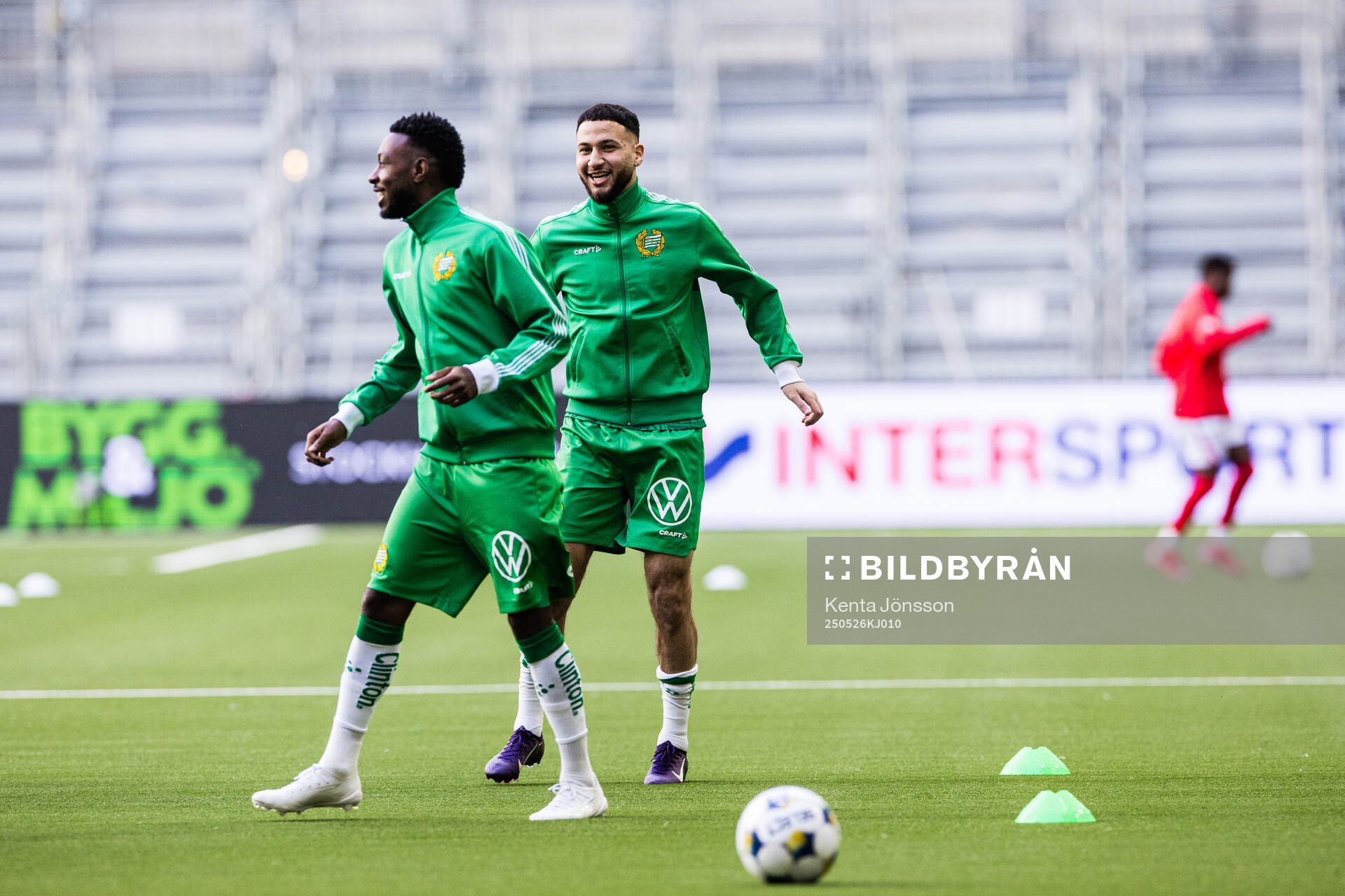 Hammarbys Abdelrahman Boudah Saidi och Shaquille Pinas under uppvärmningen inför fotbollsmatchen i Allsvenskan mellan Hammarby och Degerfors den 26 maj 2025 i Stockholm.