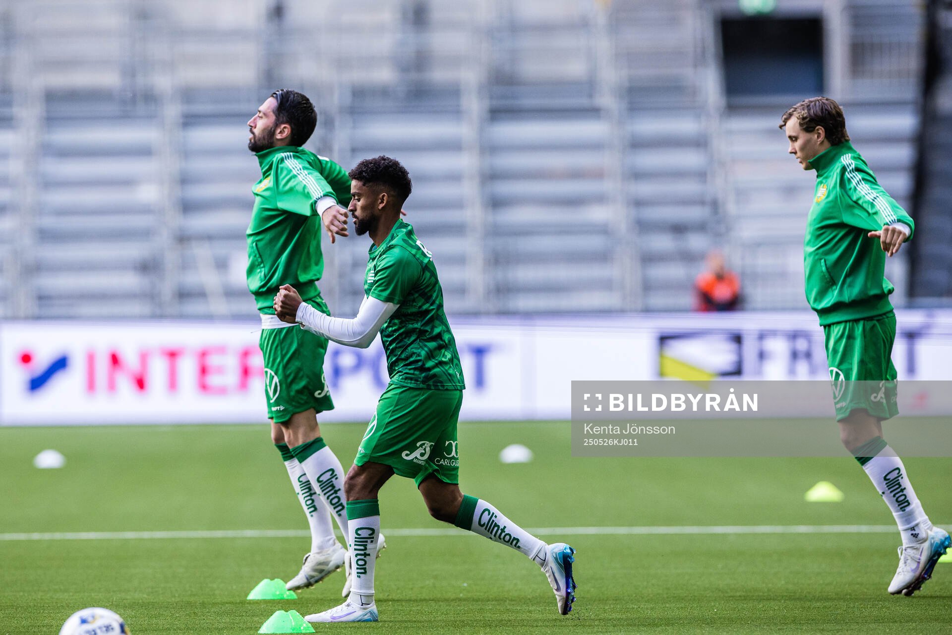 Hammarbys Nahir Besara, Tesfaldet Tekie och Hampus Skoglund under uppvärmningen inför fotbollsmatchen i Allsvenskan mellan Hammarby och Degerfors den 26 maj 2025 i Stockholm.