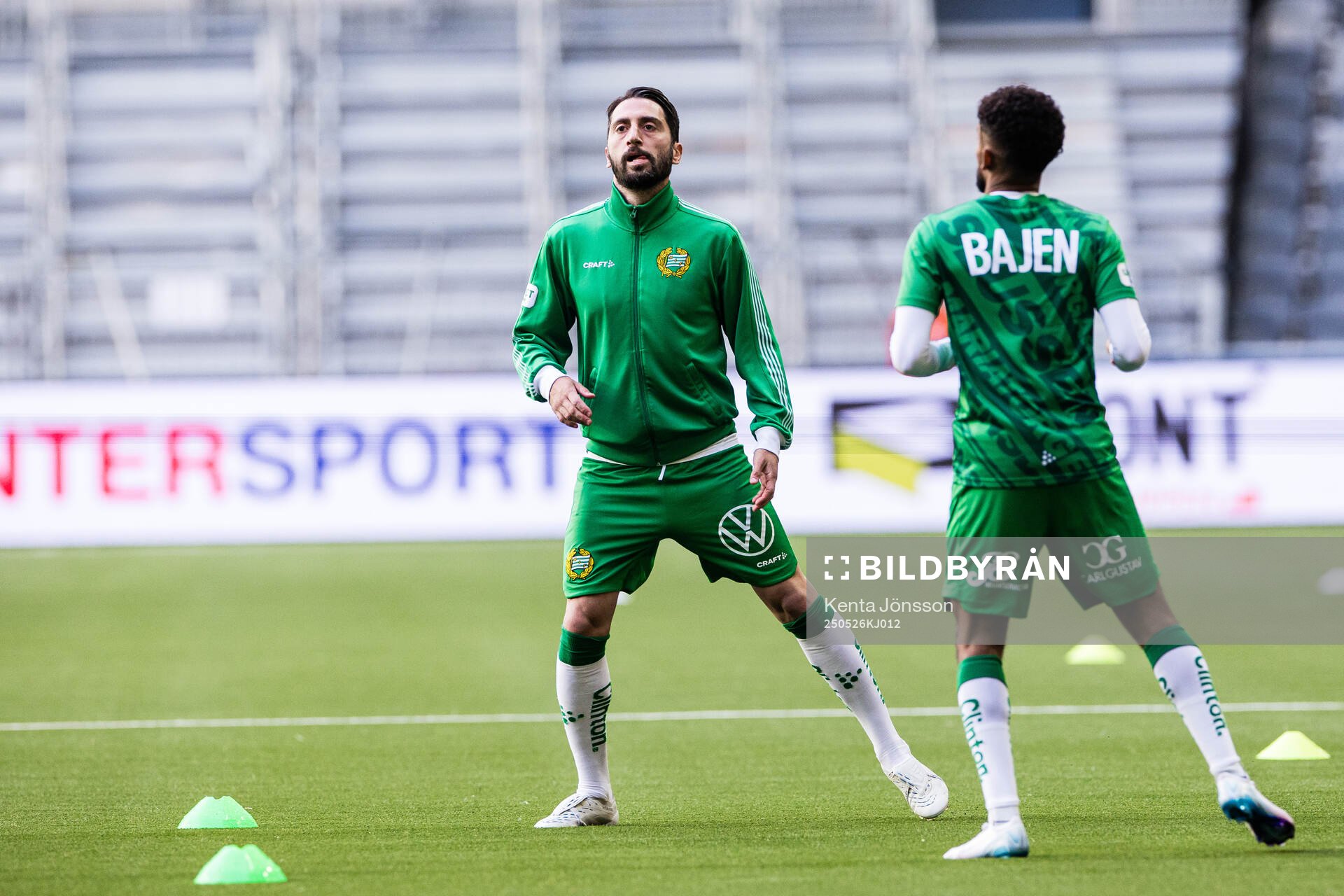 Hammarbys Nahir Besara under uppvärmningen inför fotbollsmatchen i Allsvenskan mellan Hammarby och Degerfors den 26 maj 2025 i Stockholm.