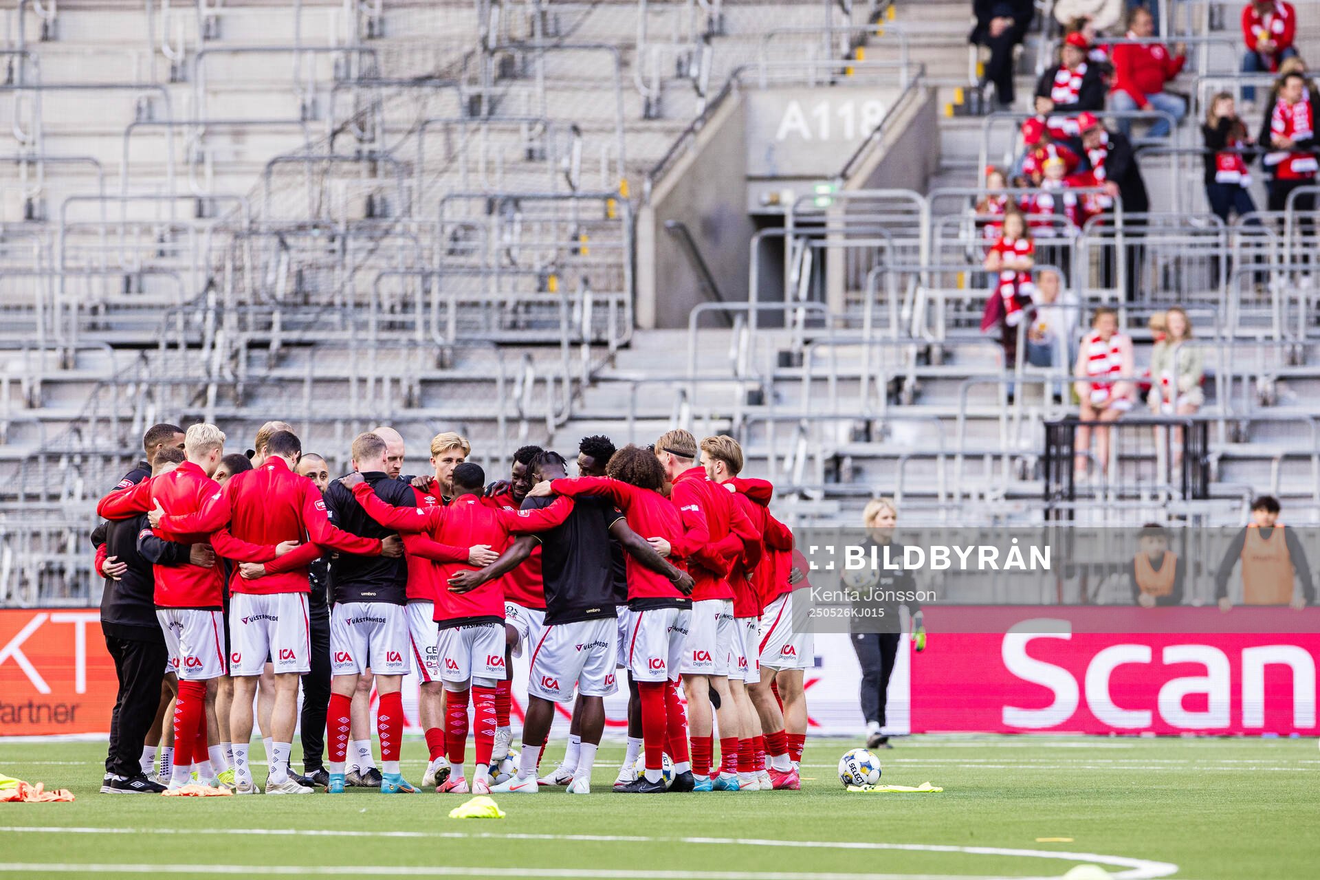 Degerfors spelare under uppvärmningen inför fotbollsmatchen i Allsvenskan mellan Hammarby och Degerfors den 26 maj 2025 i Stockholm. 