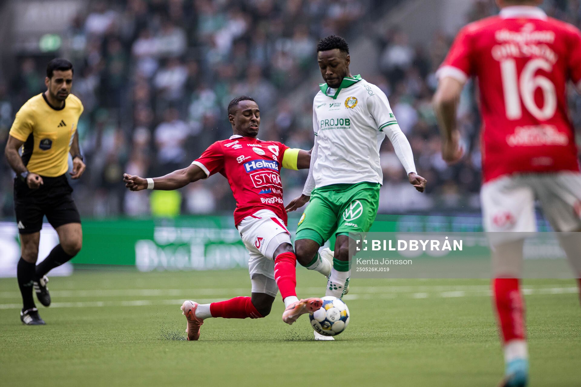 Degerfors Nahom Netabay och Hammarbys Shaquille Pinas under fotbollsmatchen i Allsvenskan mellan Hammarby och Degerfors den 26 maj 2025 i Stockholm.