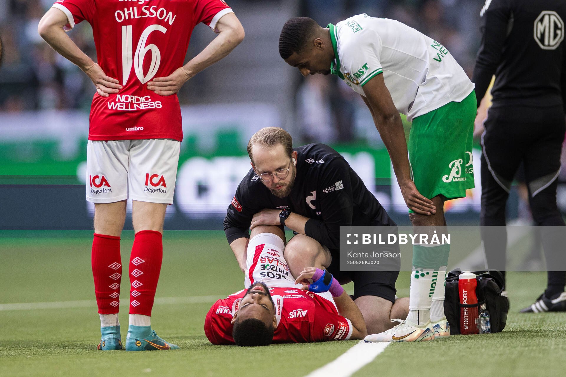 Degerfors Leon Hien har ont och får vård under fotbollsmatchen i Allsvenskan mellan Hammarby och Degerfors den 26 maj 2025 i Stockholm. 