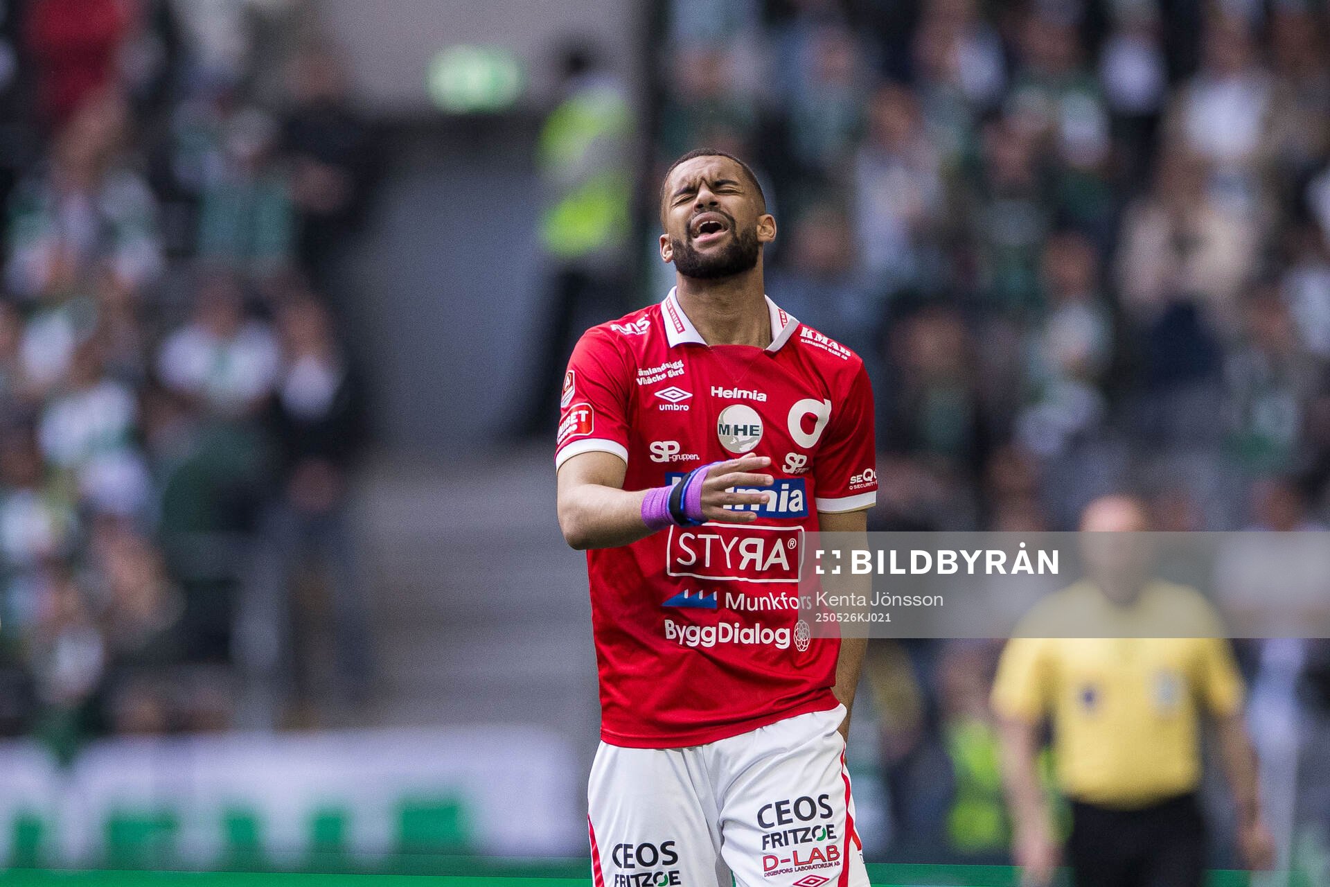 Degerfors Leon Hien har ont under fotbollsmatchen i Allsvenskan mellan Hammarby och Degerfors den 26 maj 2025 i Stockholm. 