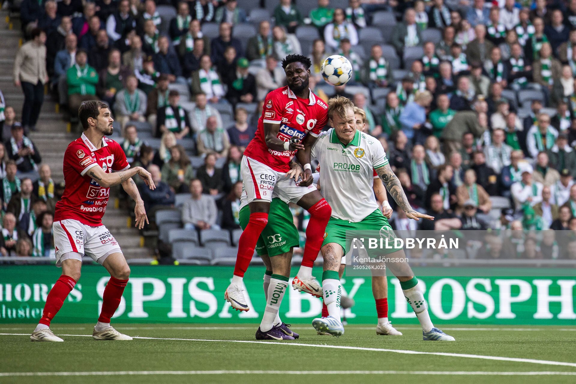 Degerfors Nasiru Moro och Hammarbys Victor Eriksson under fotbollsmatchen i Allsvenskan mellan Hammarby och Degerfors den 26 maj 2025 i Stockholm.