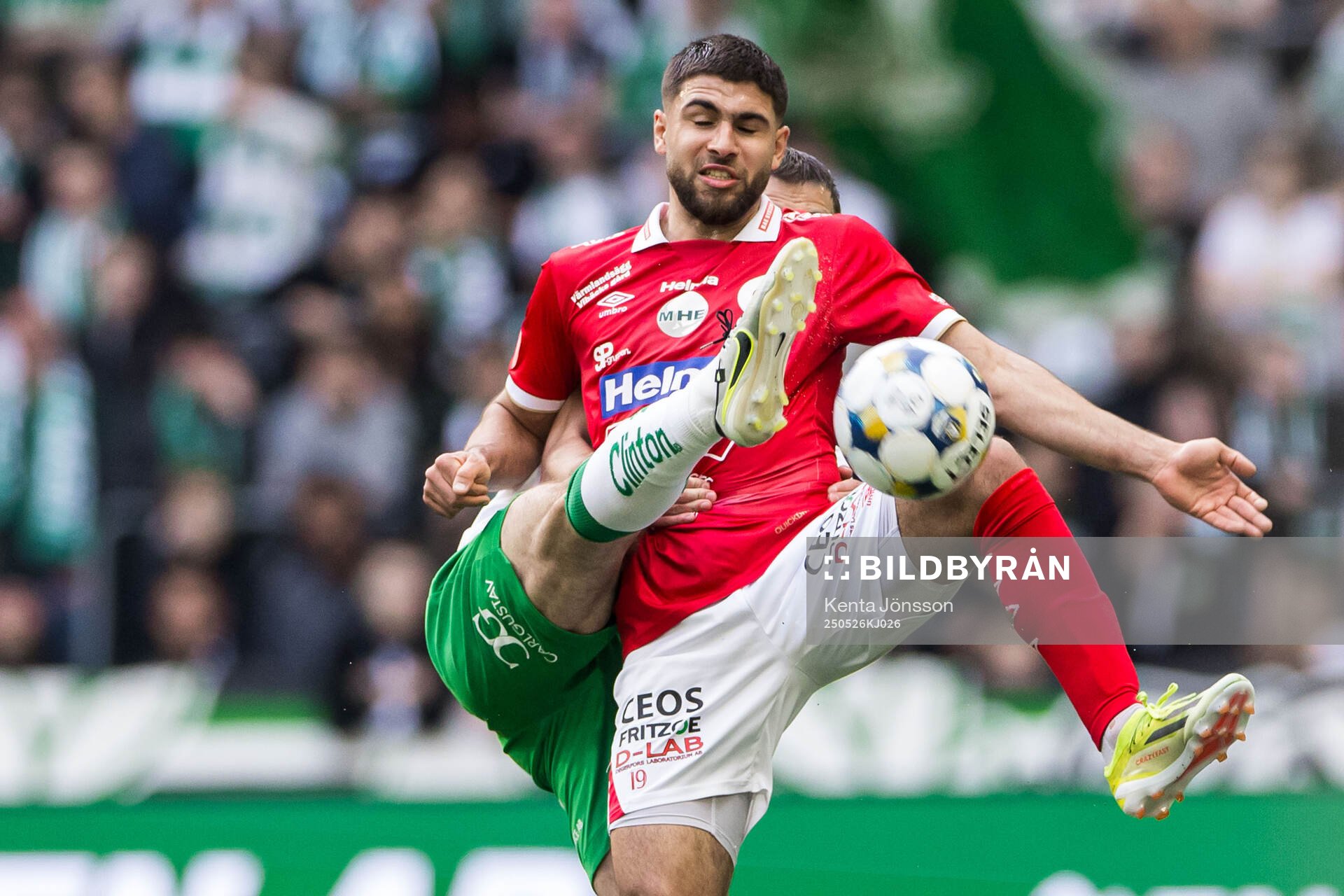Degerfors Omar Faraj och Hammarbys Pavle Vagic under fotbollsmatchen i Allsvenskan mellan Hammarby och Degerfors den 26 maj 2025 i Stockholm.