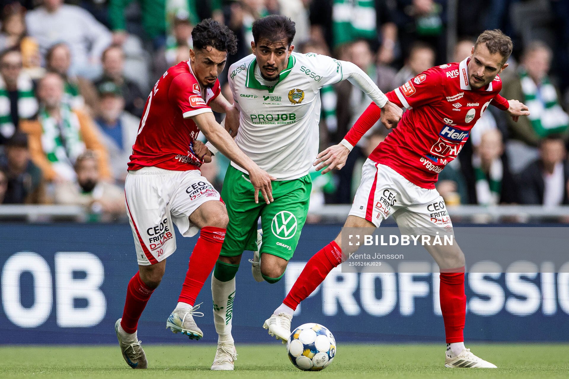 Degerfors Elias Barsoum och Christos Gravius mot Hammarbys Montader Madjed under fotbollsmatchen i Allsvenskan mellan Hammarby och Degerfors den 26 maj 2025 i Stockholm.