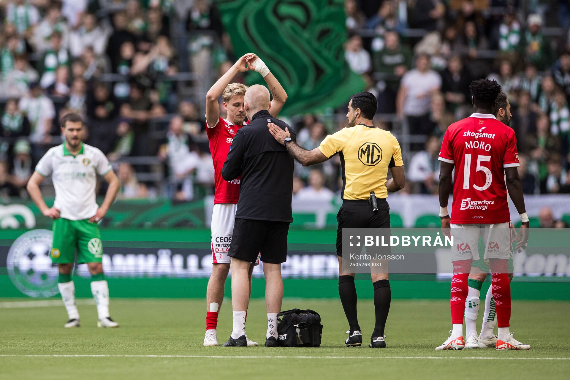 Degerfors Elias Pihlström har ont och får vård under fotbollsmatchen i Allsvenskan mellan Hammarby och Degerfors den 26 maj 2025 i Stockholm.