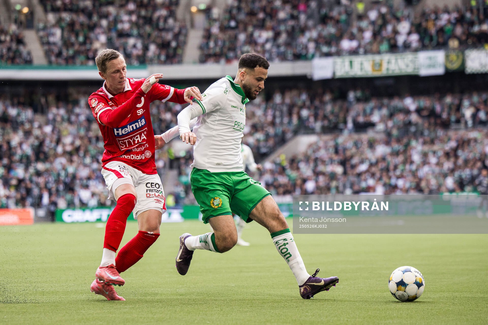 Degerfors Erik Lindell och Hammarbys Abdelrahman Boudah Saidi under fotbollsmatchen i Allsvenskan mellan Hammarby och Degerfors den 26 maj 2025 i Stockholm.