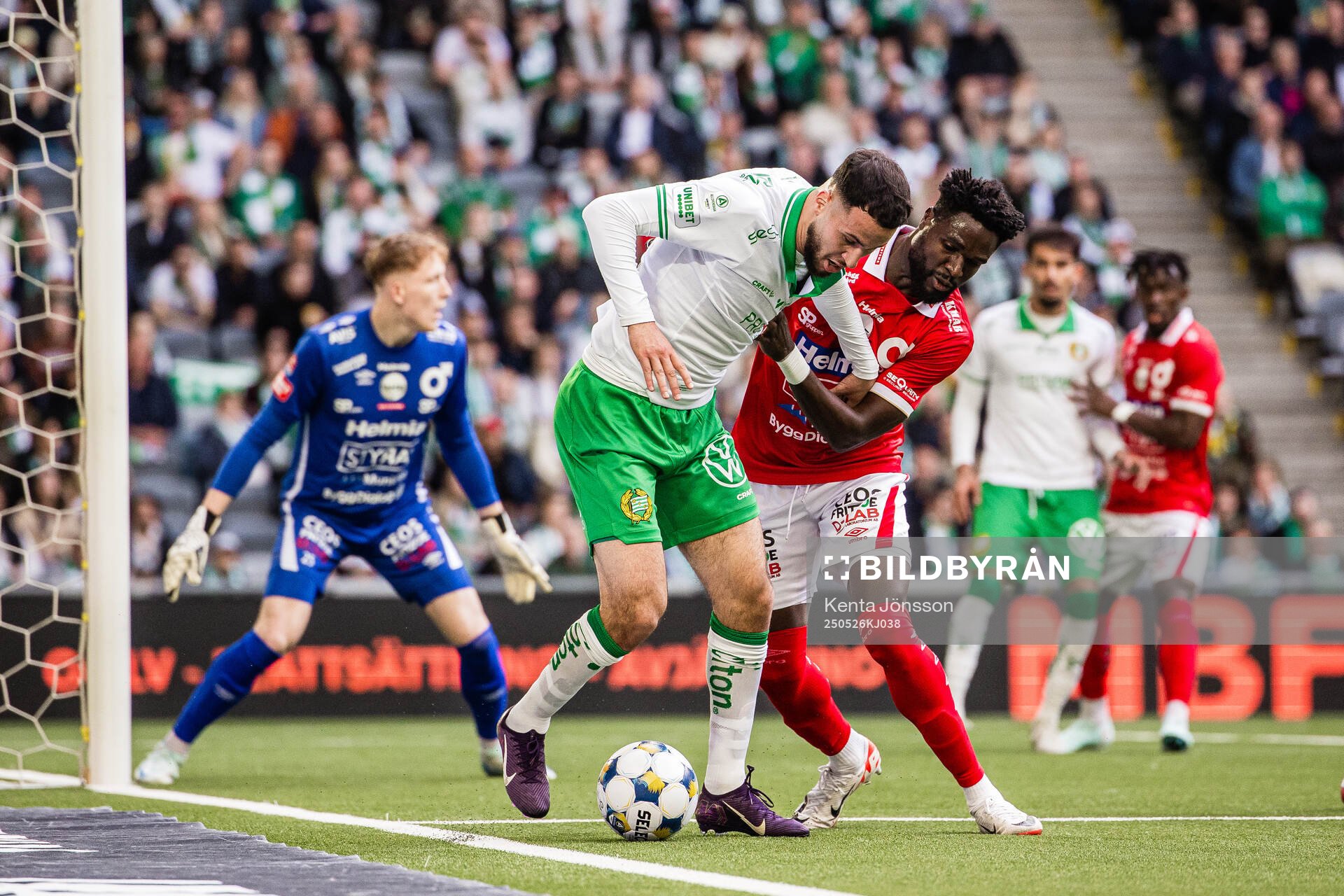 Hammarbys Abdelrahman Boudah Saidi och Degerfors Teo Grönborg under fotbollsmatchen i Allsvenskan mellan Hammarby och Degerfors den 26 maj 2025 i Stockholm.