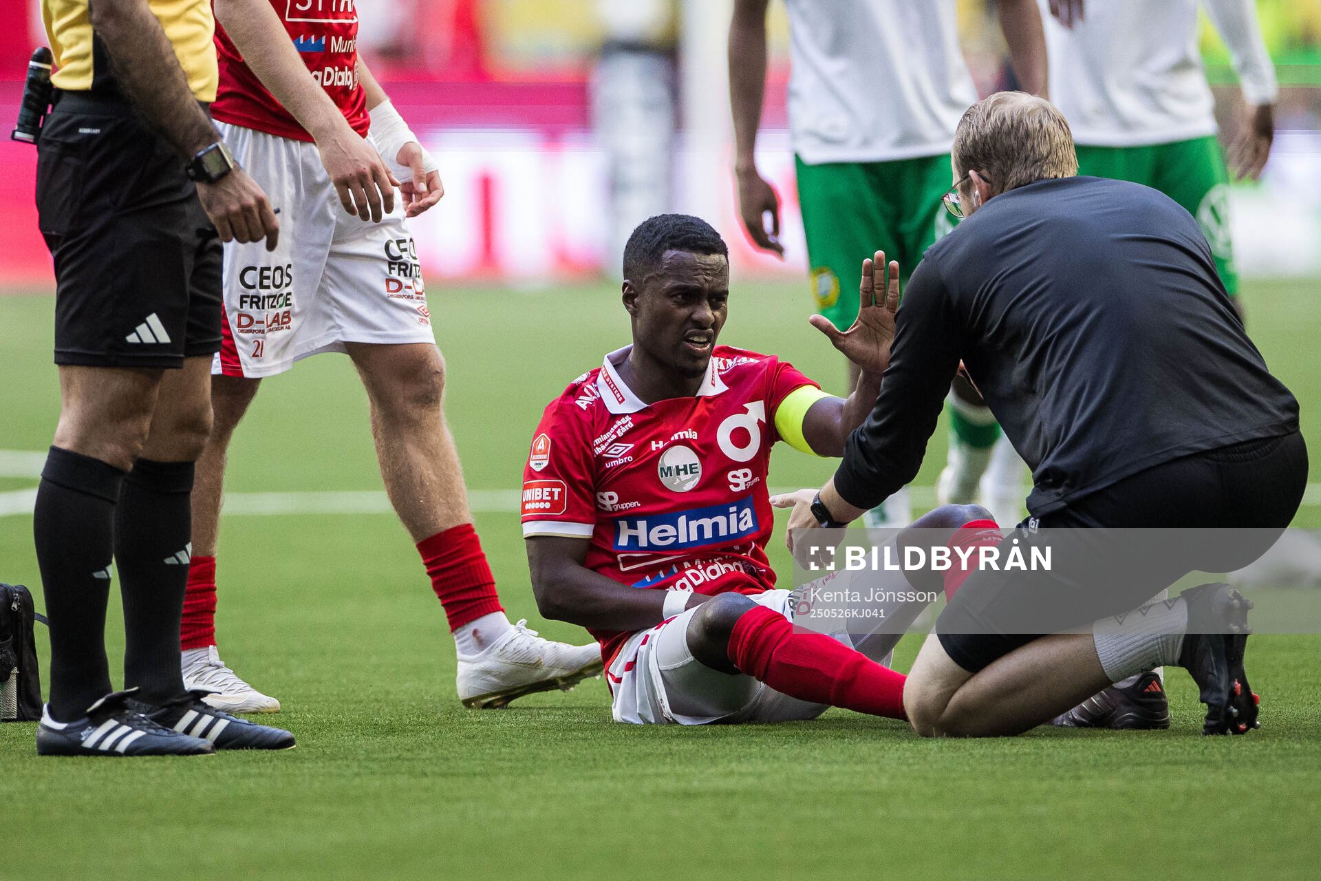 Degerfors Nahom Netabay har ont och får vård under fotbollsmatchen i Allsvenskan mellan Hammarby och Degerfors den 26 maj 2025 i Stockholm.