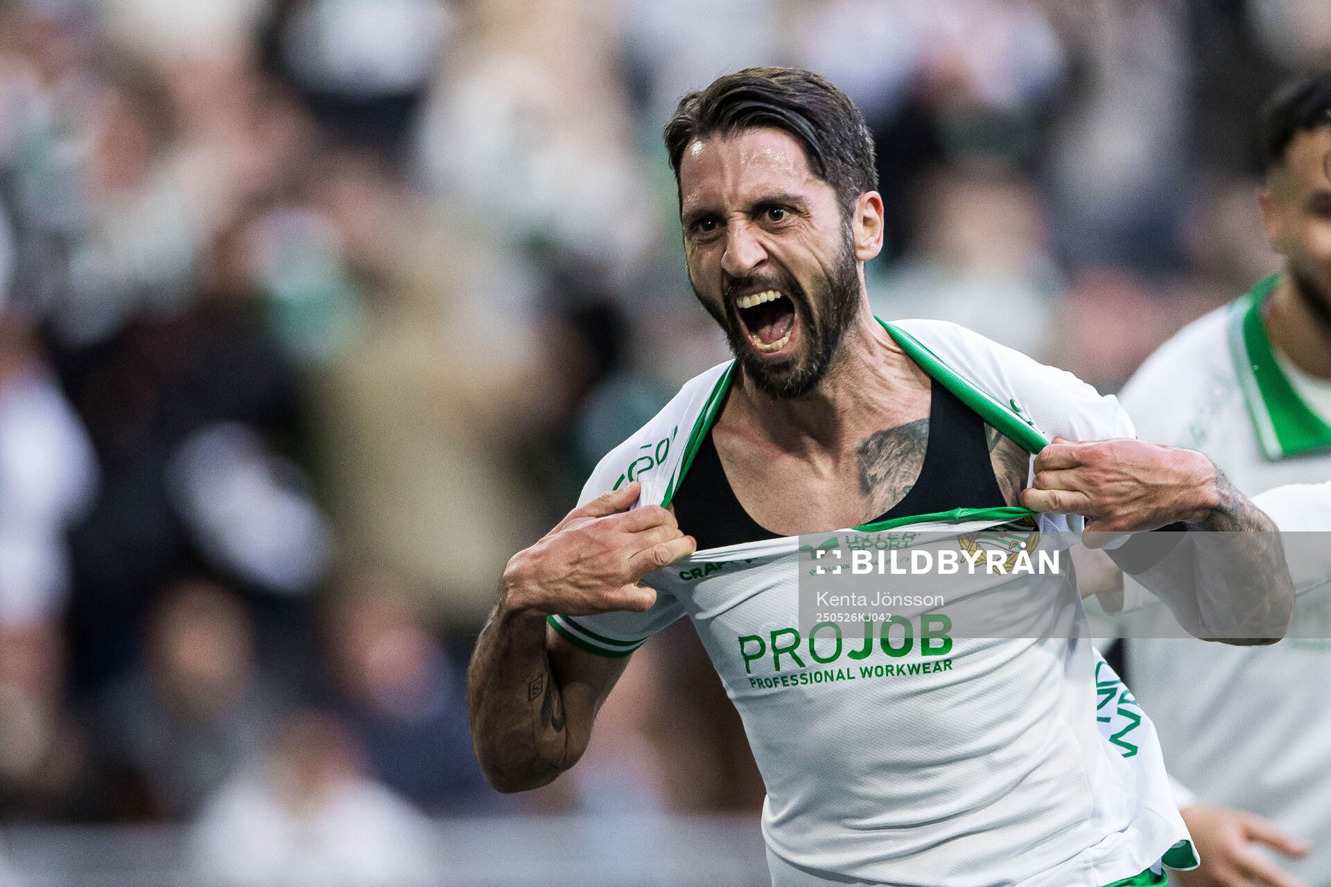 Hammarbys Nahir Besara och Montader Madjed jublar efter 1-0 under fotbollsmatchen i Allsvenskan mellan Hammarby och Degerfors den 26 maj 2025 i Stockholm. 