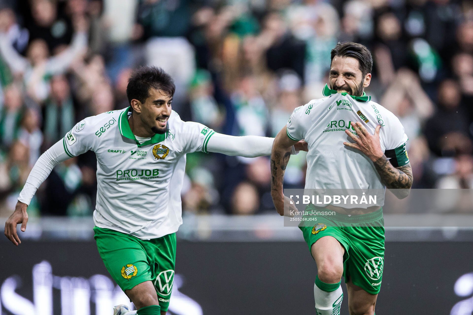 Hammarbys Nahir Besara jublar med Montader Madjed efter 1-0 under fotbollsmatchen i Allsvenskan mellan Hammarby och Degerfors den 26 maj 2025 i Stockholm.