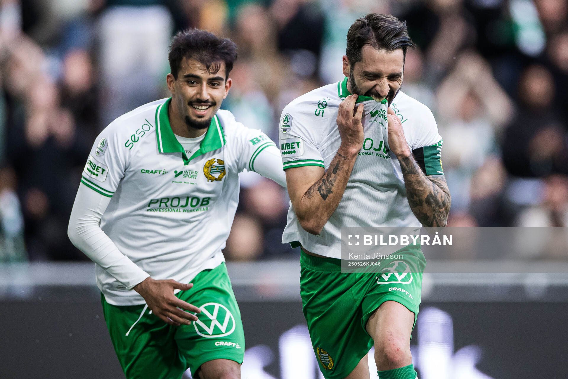Hammarbys Nahir Besara jublar med Montader Madjed efter 1-0 under fotbollsmatchen i Allsvenskan mellan Hammarby och Degerfors den 26 maj 2025 i Stockholm.