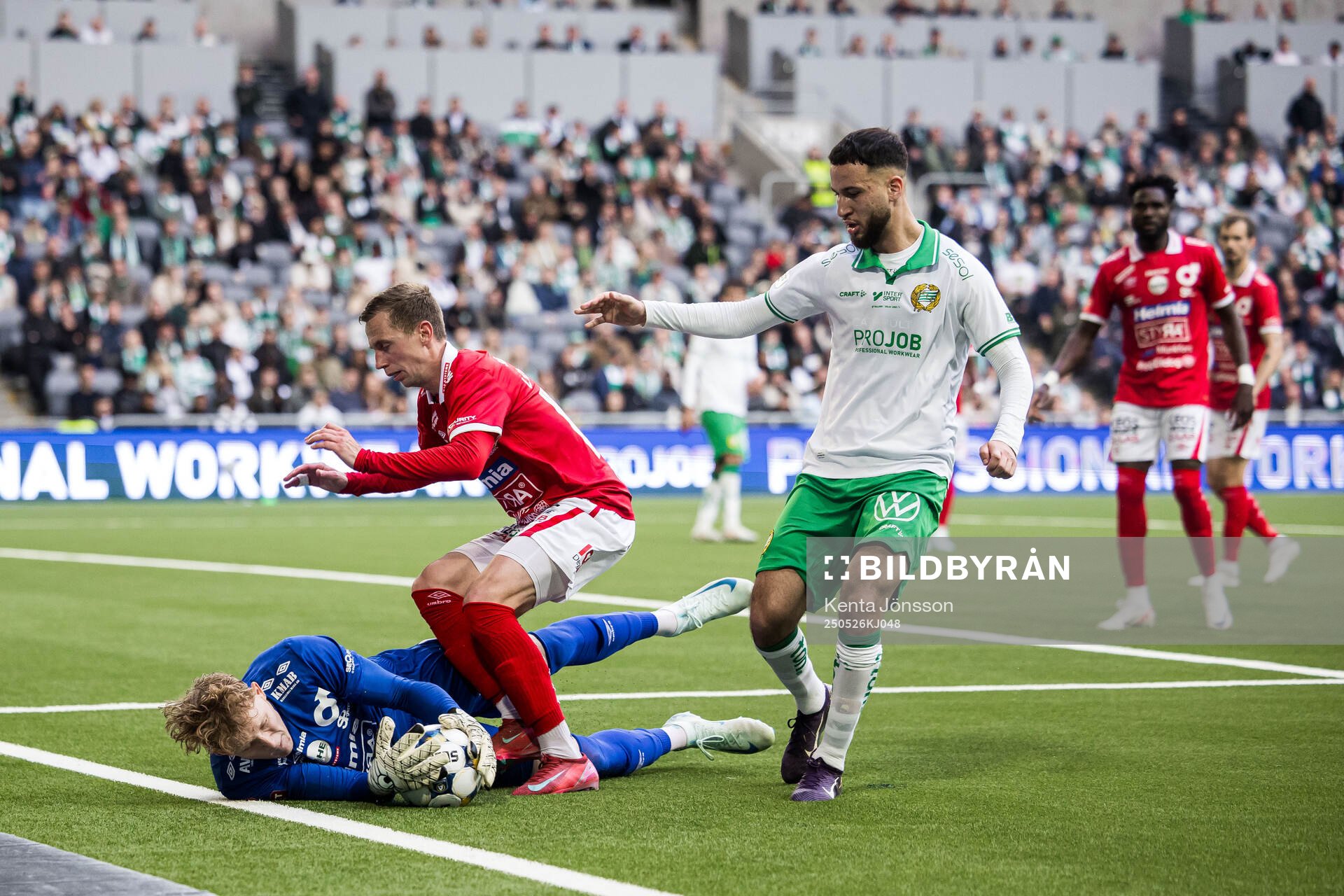 Hammarbys Abdelrahman Boudah Saidi mot Degerfors målvakt Rasmus Forsell och Erik Lindell under fotbollsmatchen i Allsvenskan mellan Hammarby och Degerfors den 26 maj 2025 i Stockholm.