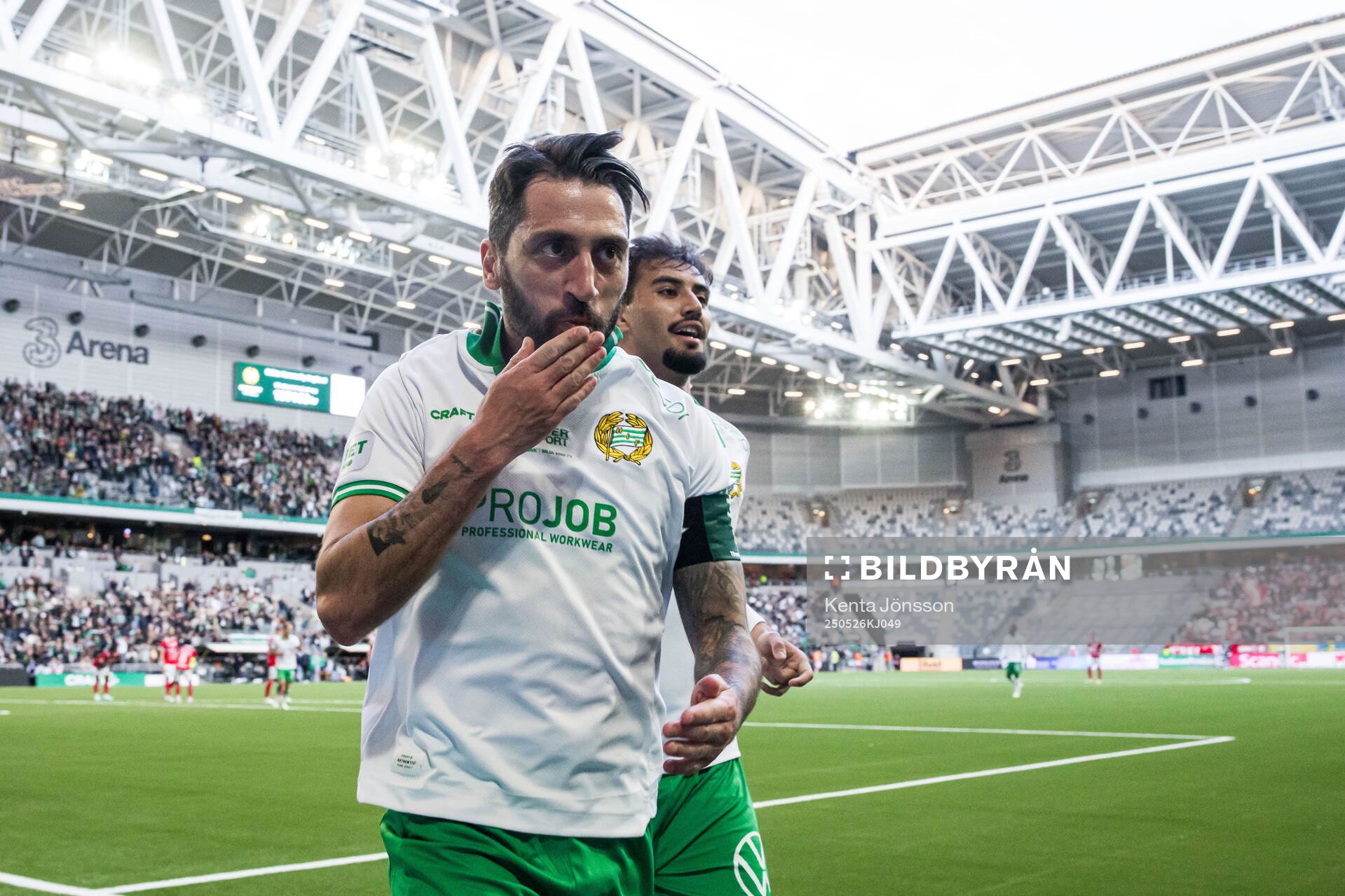 Hammarbys Nahir Besara jublar med Montader Madjed efter 1-0 under fotbollsmatchen i Allsvenskan mellan Hammarby och Degerfors den 26 maj 2025 i Stockholm.