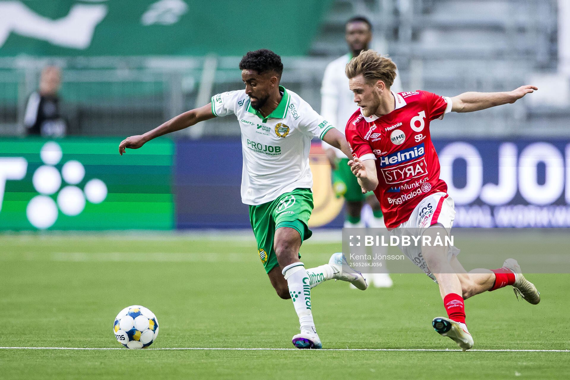 Hammarbys Tesfaldet Tekie och Degerfors Teo Grönborg under fotbollsmatchen i Allsvenskan mellan Hammarby och Degerfors den 26 maj 2025 i Stockholm.