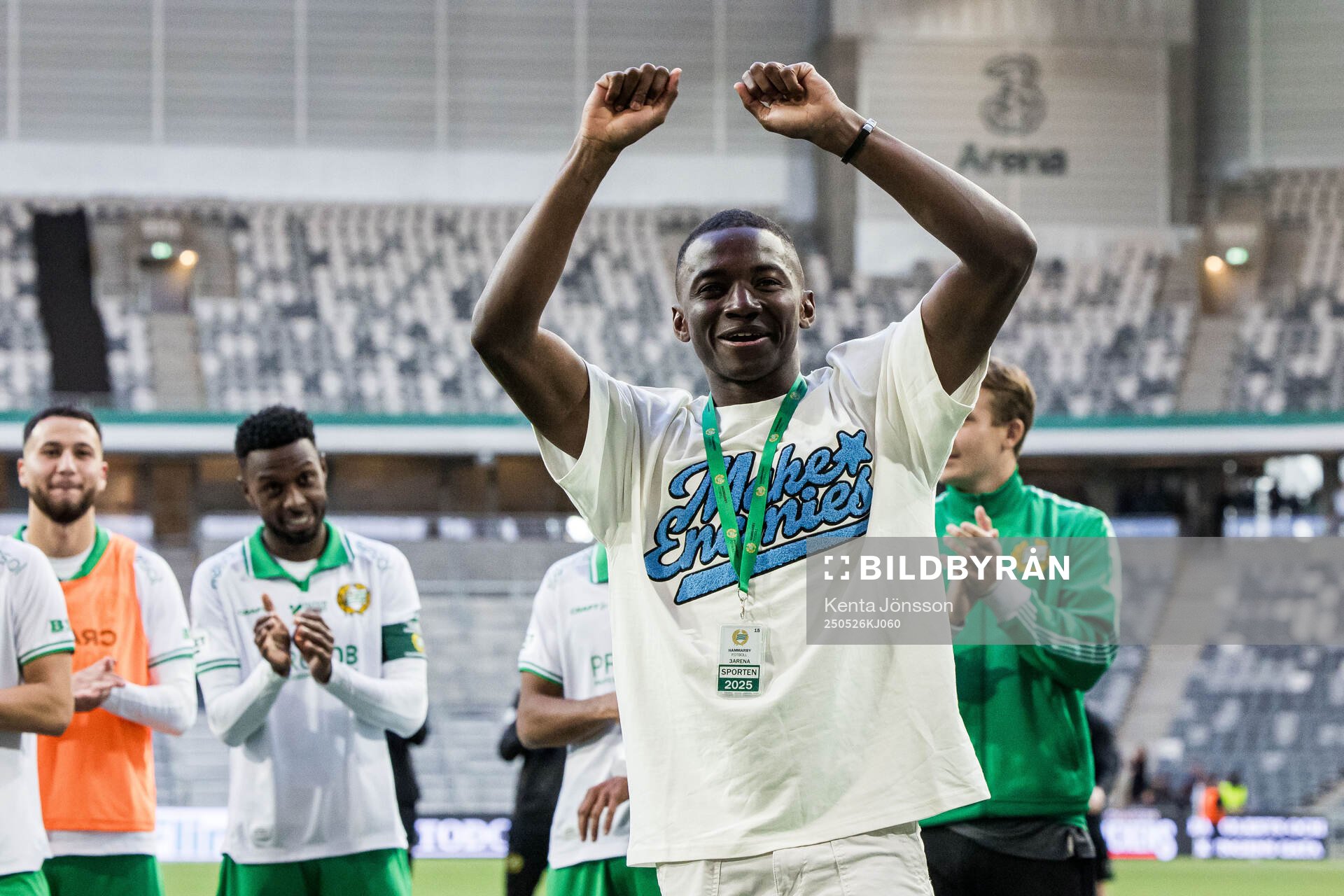 Hammarbys före detta spelare Bazoumana Touré jublar efter fotbollsmatchen i Allsvenskan mellan Hammarby och Degerfors den 26 maj 2025 i Stockholm.