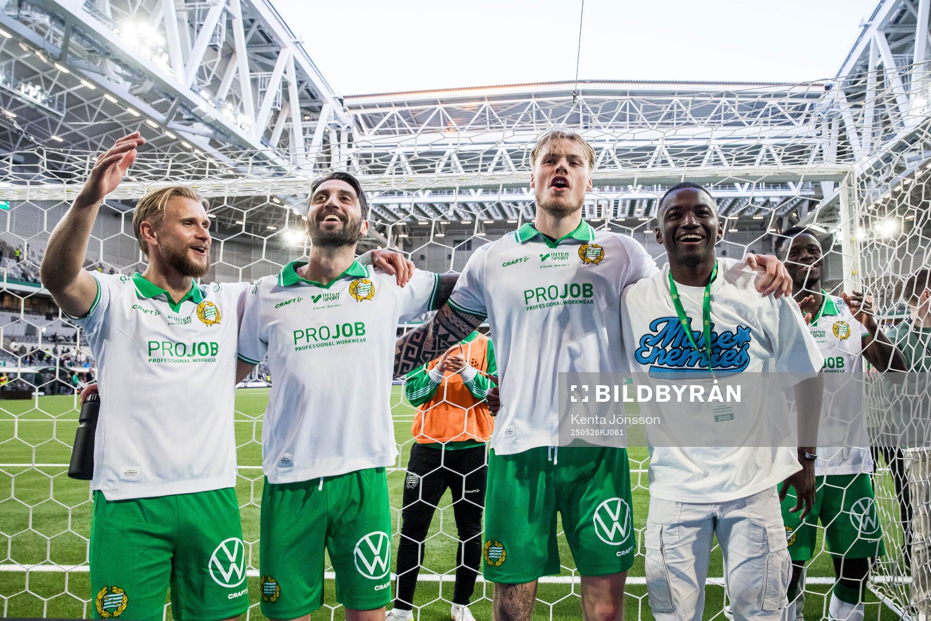 Hammarbys Simon Strand, Nahir Besara, Victor Eriksson och Bazoumana Touré jublar efter fotbollsmatchen i Allsvenskan mellan Hammarby och Degerfors den 26 maj 2025 i Stockholm.