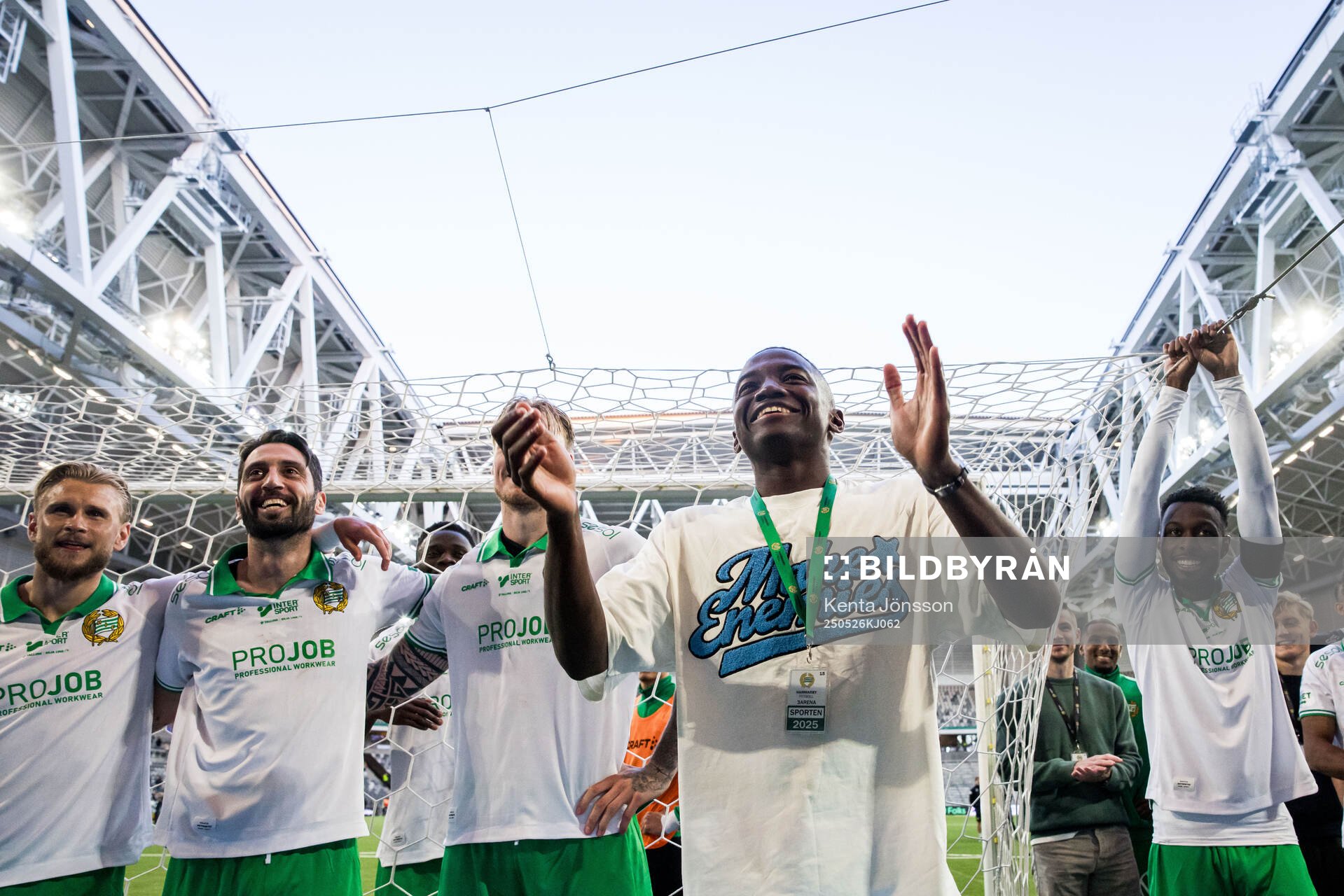 Hammarbys Simon Strand, Nahir Besara, Bazoumana Touré och Shaquille Pinas jublar efter fotbollsmatchen i Allsvenskan mellan Hammarby och Degerfors den 26 maj 2025 i Stockholm.