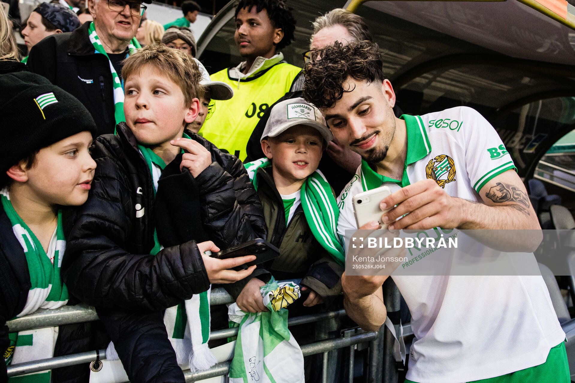 Hammarbys Sebastian Tounekti med supportrar