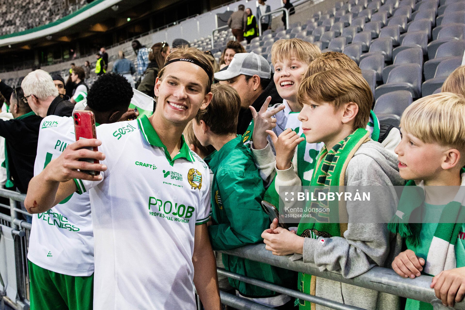 Hammarbys Markus Karlsson med supportrar