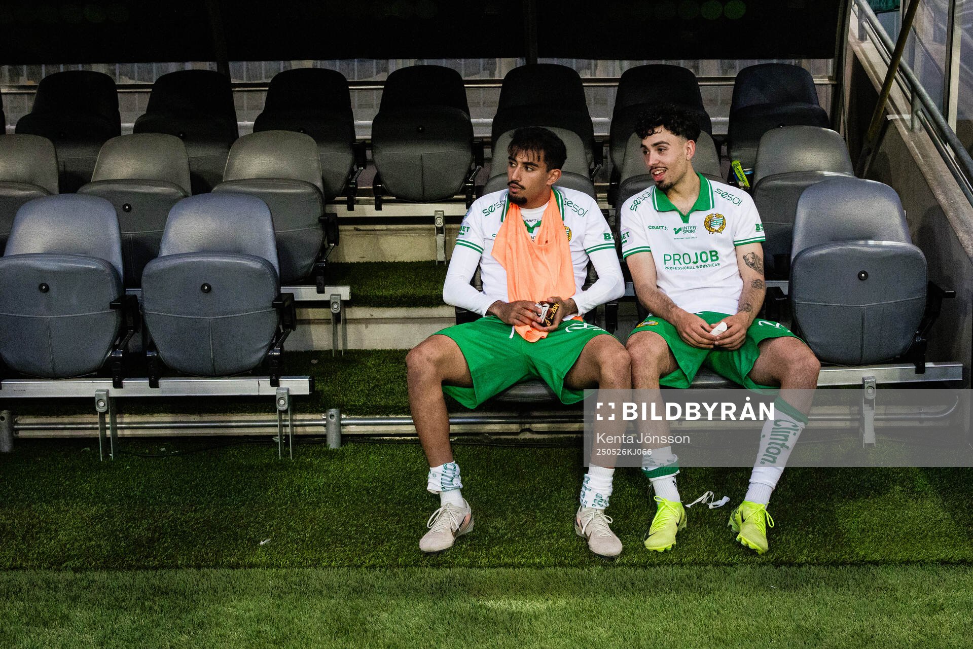 Montader Madjed och Sebastian Tounekti efter  fotbollsmatchen i Allsvenskan mellan Hammarby och Degerfors den 26 maj 2025 i Stockholm. 