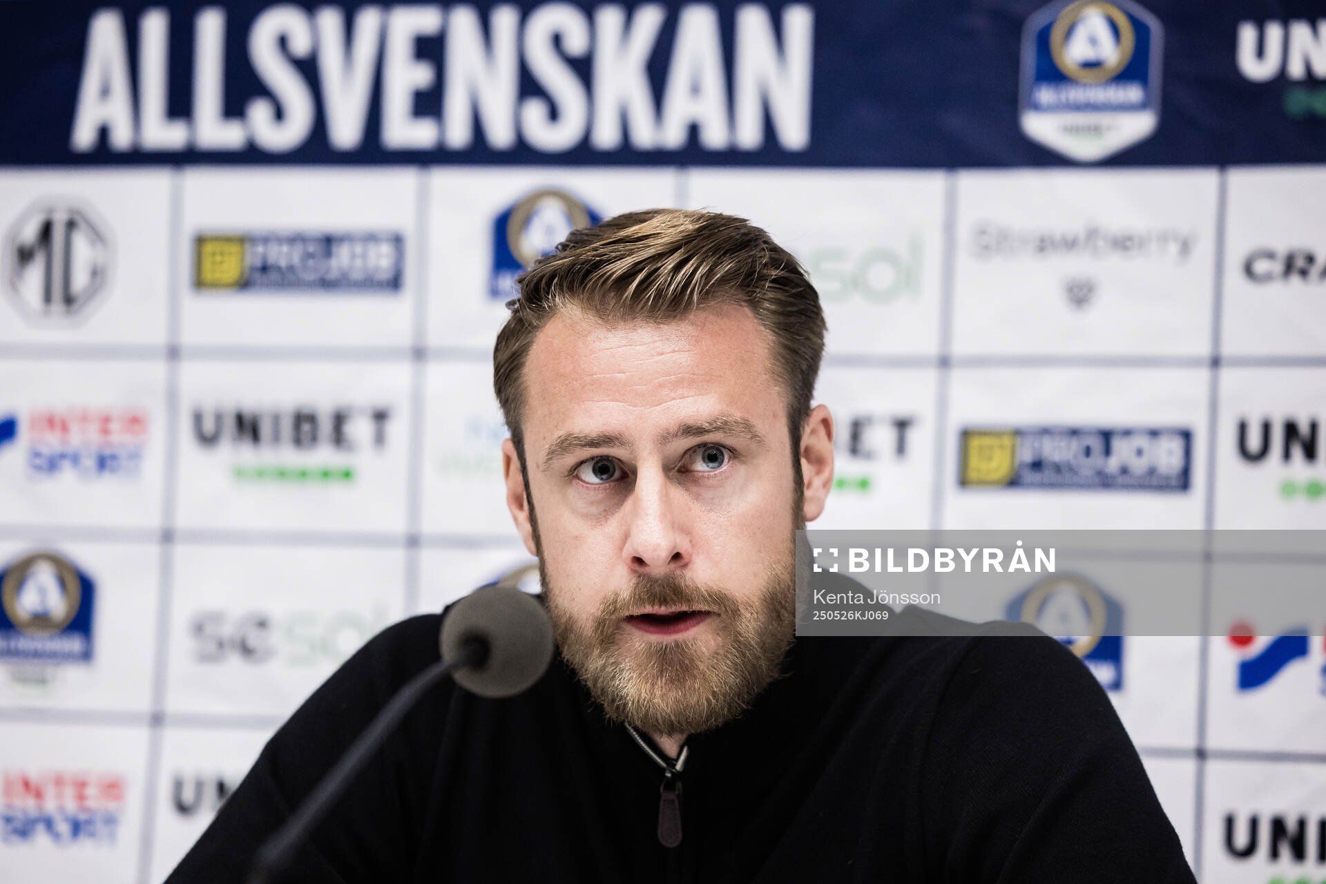 Degerfors tränare William Lundin under presskonferensen efter fotbollsmatchen i Allsvenskan mellan Hammarby och Degerfors den 26 maj 2025 i Stockholm.
