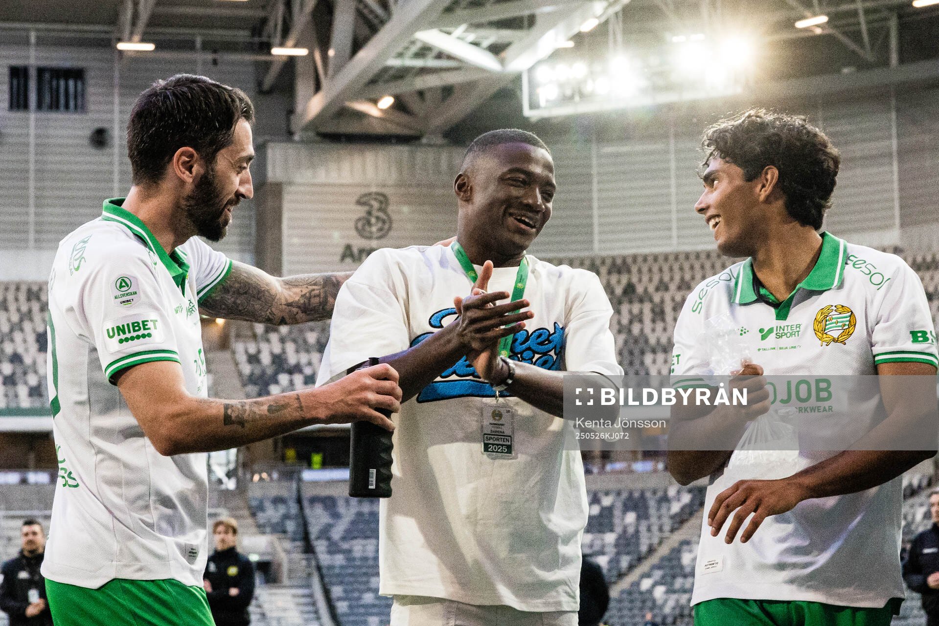 Hammarbys Nahir Besara och Jonathan Karlsson med före detta spelare Bazoumana Touré efter fotbollsmatchen i Allsvenskan mellan Hammarby och Degerfors den 26 maj 2025 i Stockholm. 