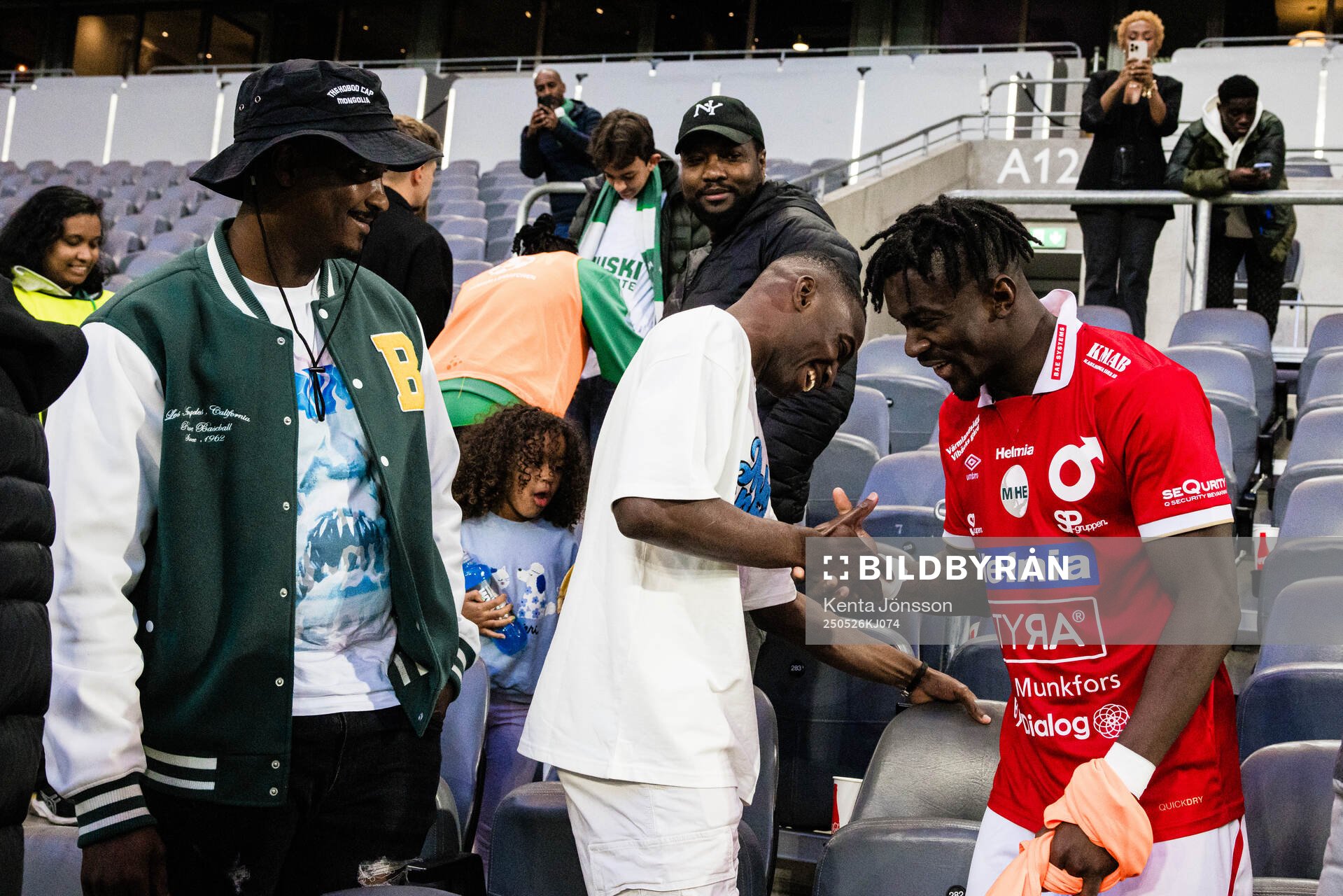 Hammarbys före detta spelare Bazoumana Touré och Degerfors Mamadouba Diaby efter fotbollsmatchen i Allsvenskan mellan Hammarby och Degerfors den 26 maj 2025 i Stockholm. 