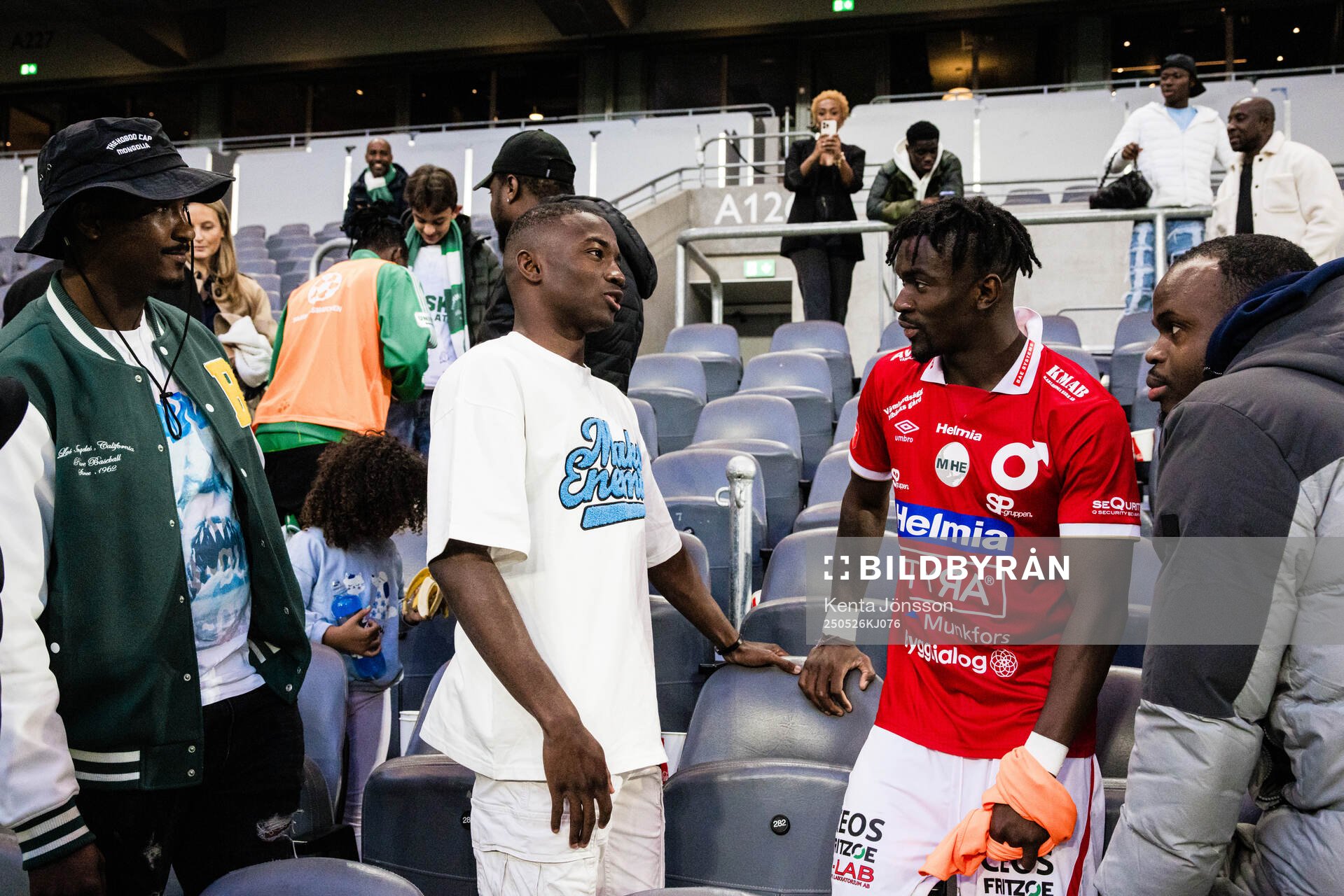 Hammarbys före detta spelare Bazoumana Touré och Degerfors Mamadouba Diaby efter fotbollsmatchen i Allsvenskan mellan Hammarby och Degerfors den 26 maj 2025 i Stockholm. 
