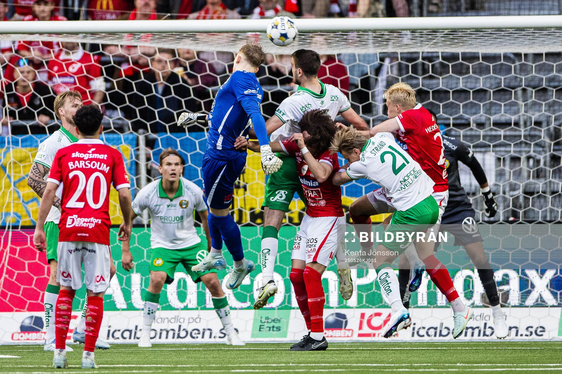 Degerfors målvakt Rasmus Forsell i duell med Hammarbys Pavle Vagic på en hörna under fotbollsmatchen i Allsvenskan mellan Hammarby och Degerfors den 26 maj 2025 i Stockholm.