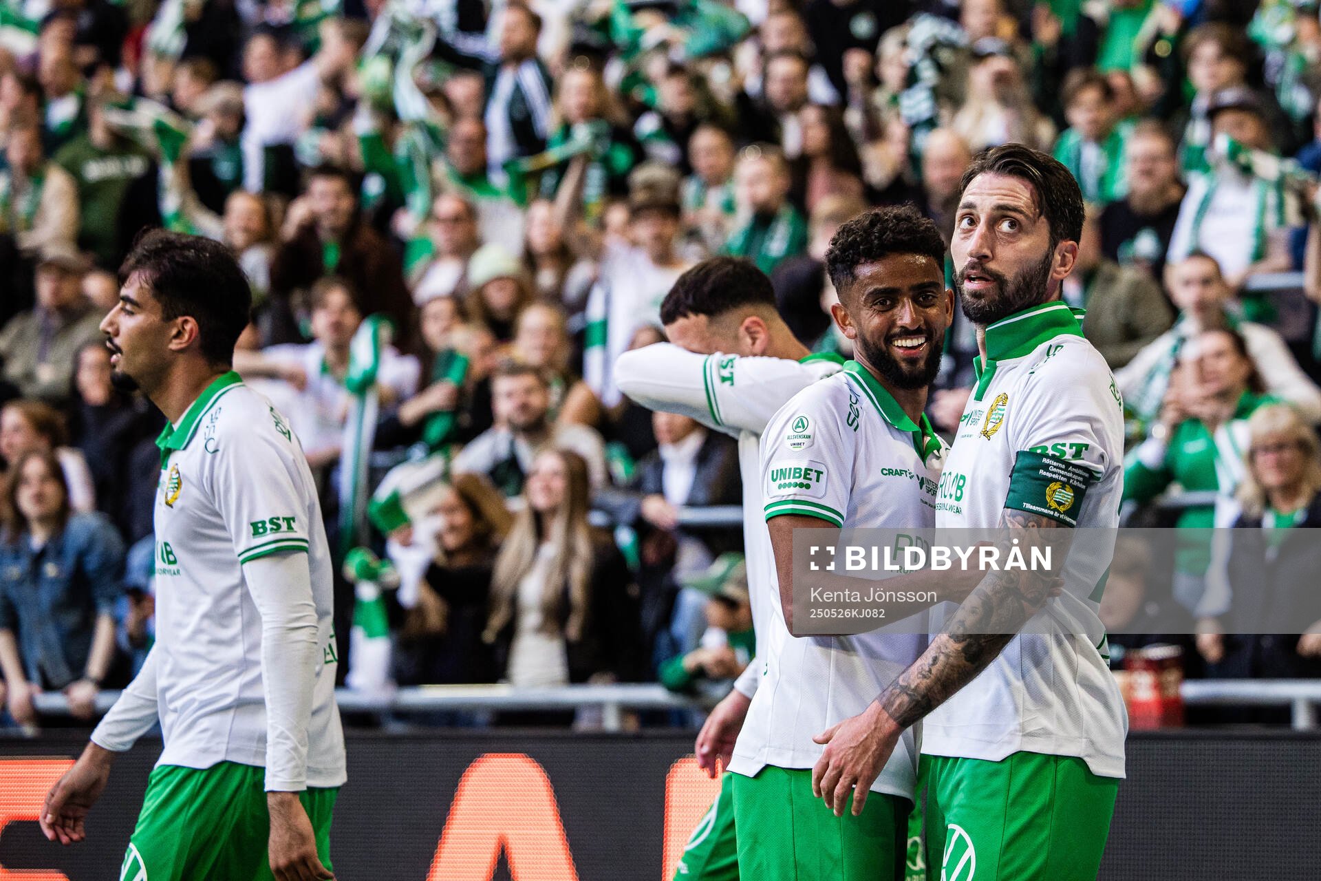 Hammarbys Nahir Besara jublar med Tesfaldet Tekie efter 1-0 under fotbollsmatchen i Allsvenskan mellan Hammarby och Degerfors den 26 maj 2025 i Stockholm.