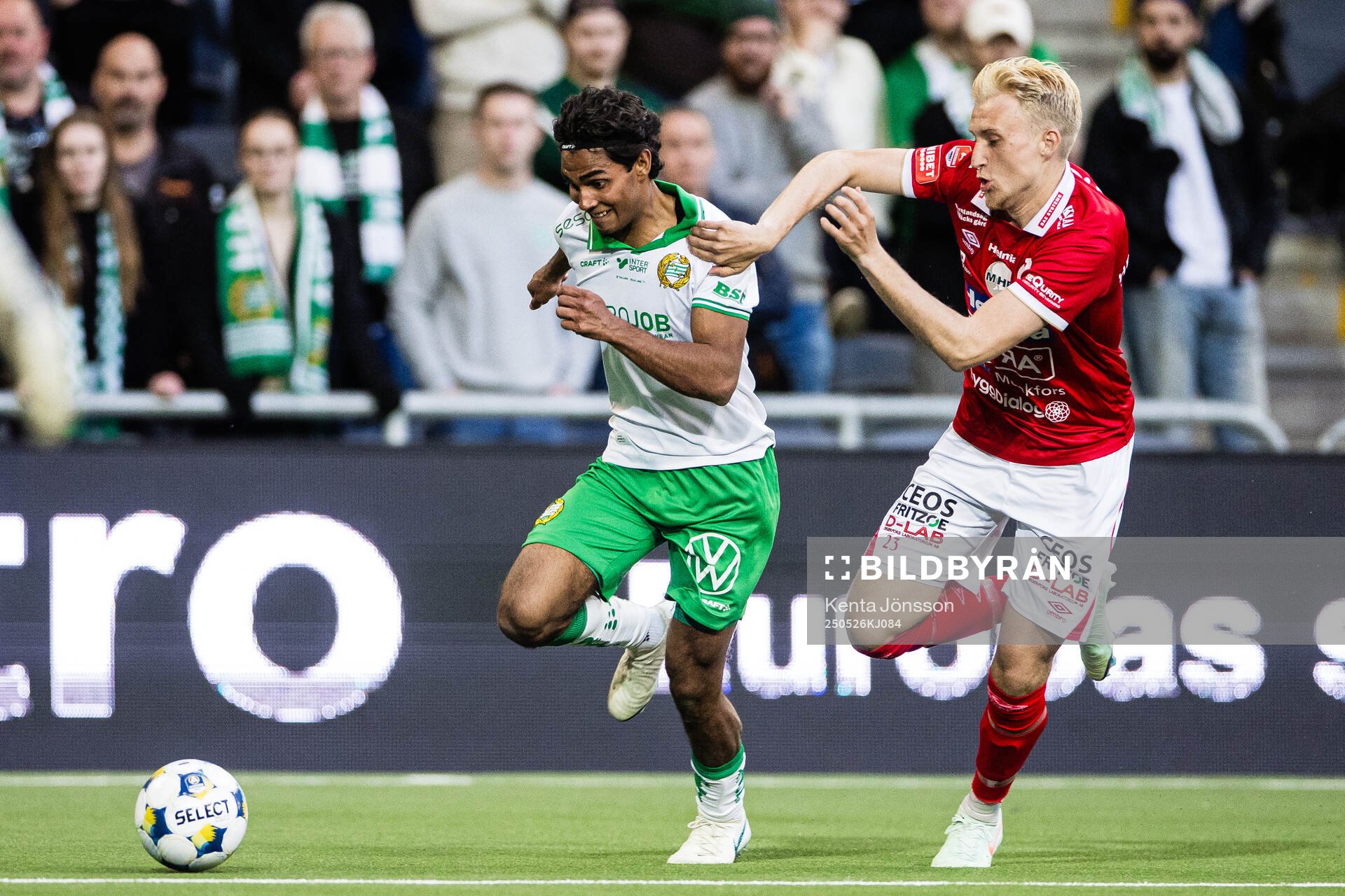 Hammarbys Jonathan Karlsson och Degerfors Alexander Hedén Lindskog under fotbollsmatchen i Allsvenskan mellan Hammarby och Degerfors den 26 maj 2025 i Stockholm.