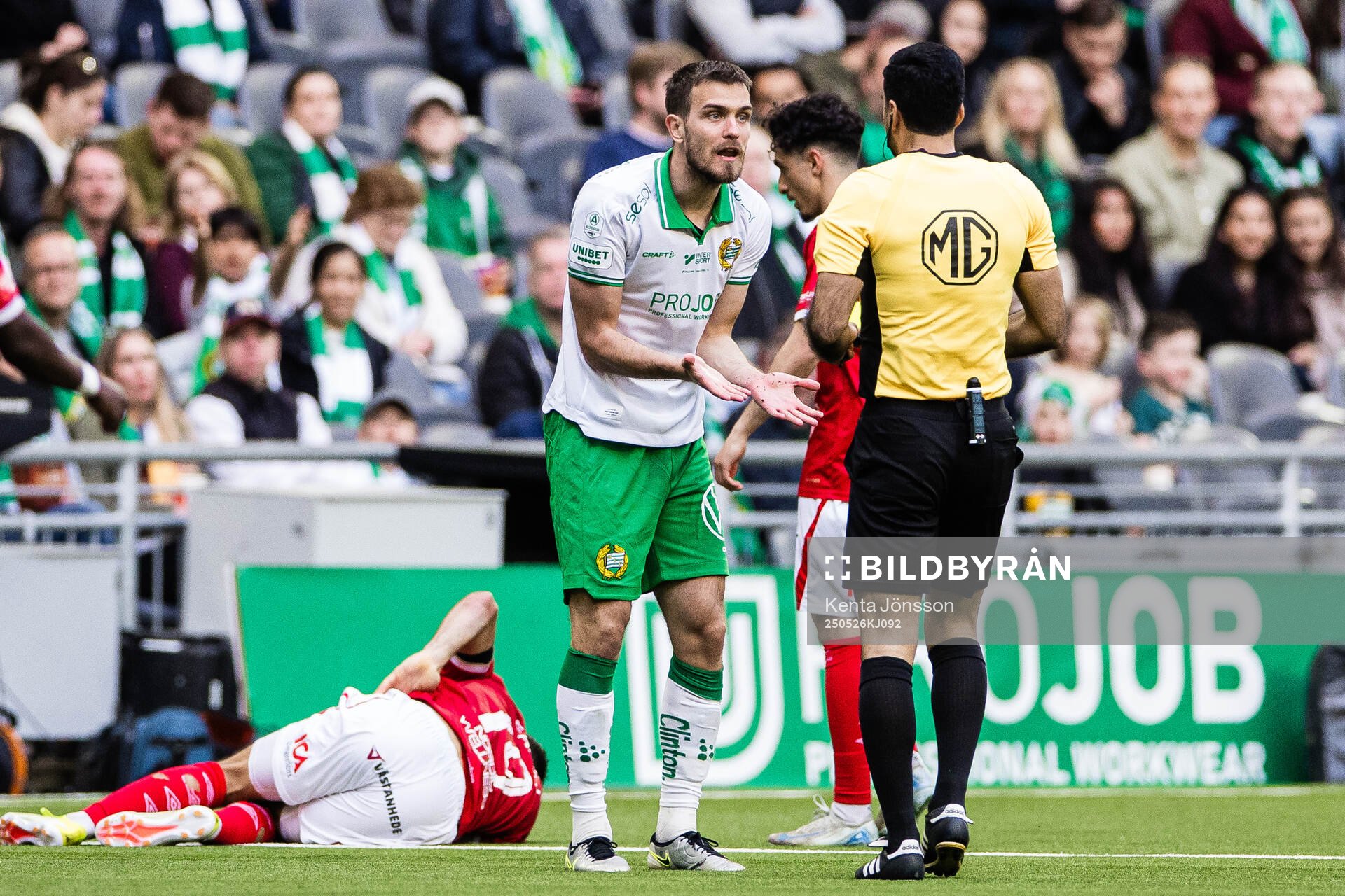 Hammarbys Pavle Vagic och domare Mohammed Al-Hakim