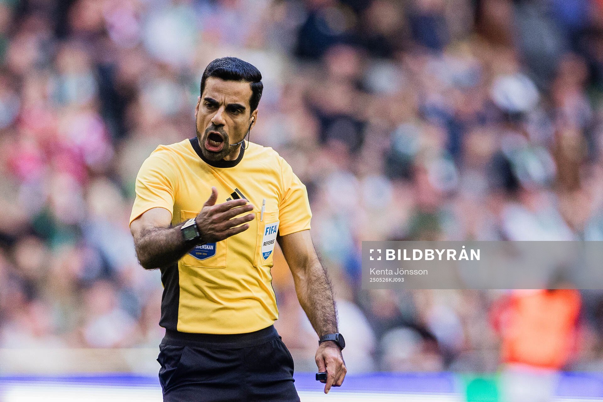 Domare Mohammed Al-Hakim reagerar under fotbollsmatchen i Allsvenskan mellan Hammarby och Degerfors den 26 maj 2025 i Stockholm. 
