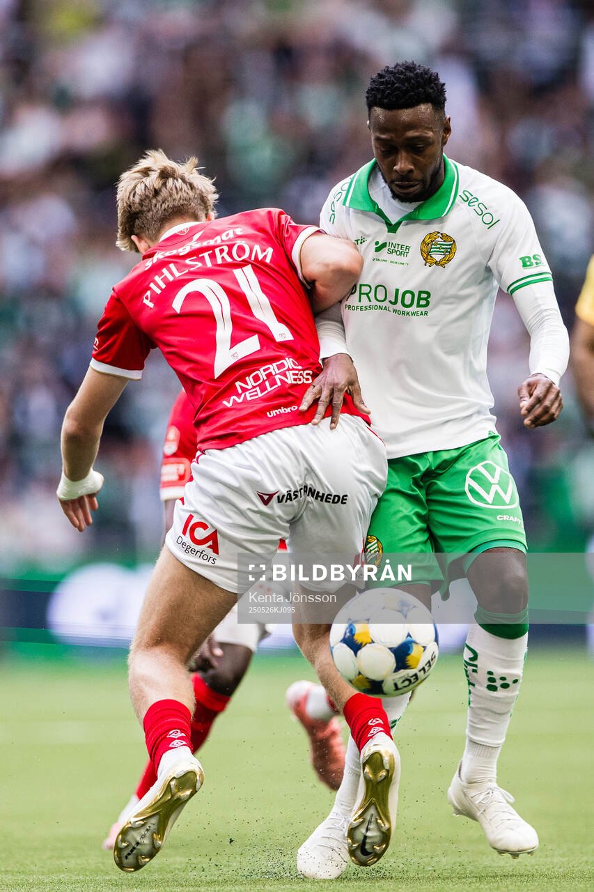 Degerfors Elias Pihlström och Hammarbys Shaquille Pinas under fotbollsmatchen i Allsvenskan mellan Hammarby och Degerfors den 26 maj 2025 i Stockholm.