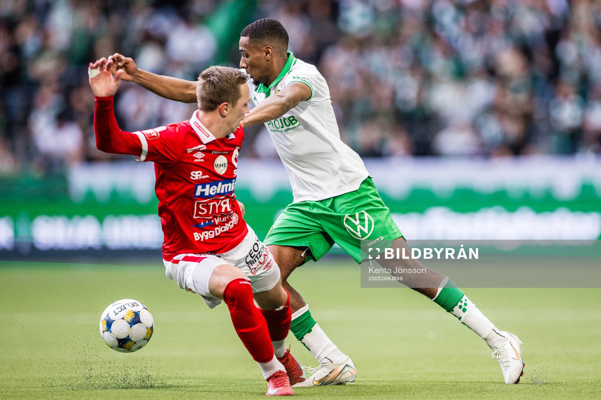 Degerfors Erik Lindell och Hammarbys Paulos Abraham under fotbollsmatchen i Allsvenskan mellan Hammarby och Degerfors den 26 maj 2025 i Stockholm.