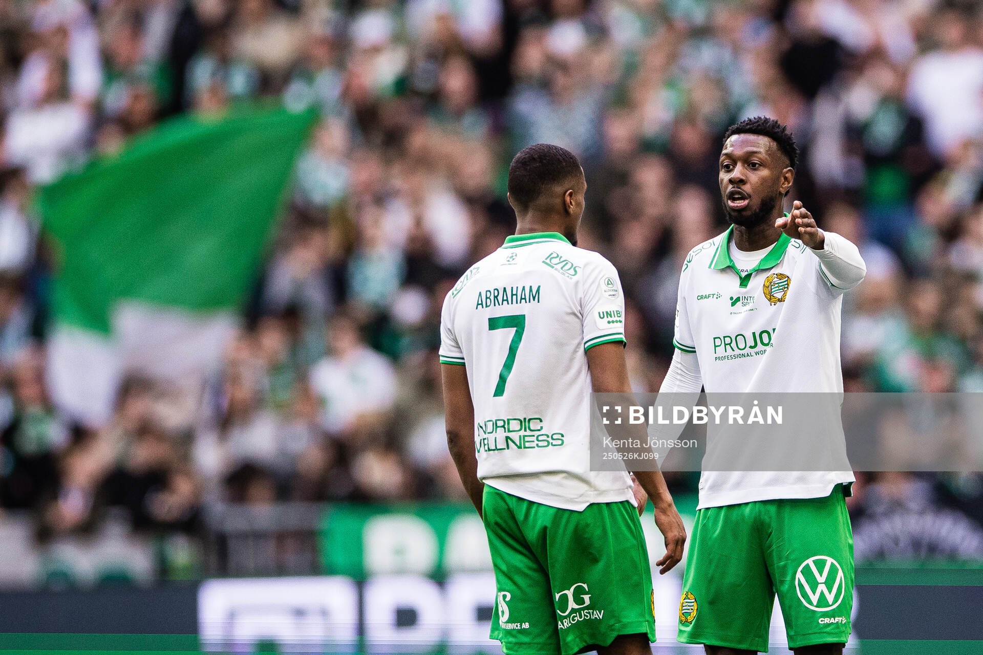 Hammarbys Paulos Abraham och Shaquille Pinas i diskussion under fotbollsmatchen i Allsvenskan mellan Hammarby och Degerfors den 26 maj 2025 i Stockholm.
