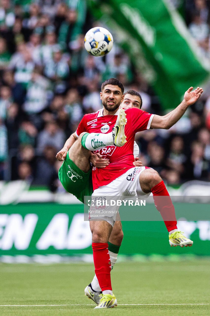 Degerfors Omar Faraj och Hammarbys Pavle Vagic under fotbollsmatchen i Allsvenskan mellan Hammarby och Degerfors den 26 maj 2025 i Stockholm.