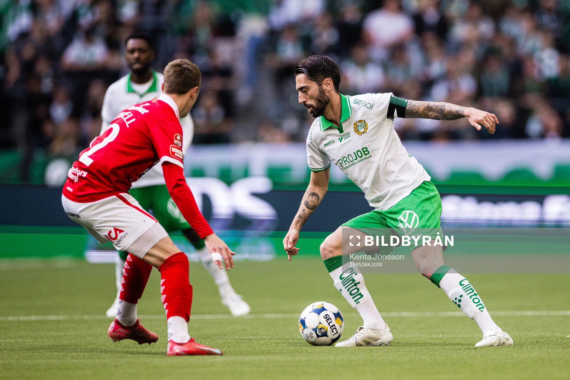 Degerfors Erik Lindell och Hammarbys Nahir Besara under fotbollsmatchen i Allsvenskan mellan Hammarby och Degerfors den 26 maj 2025 i Stockholm.