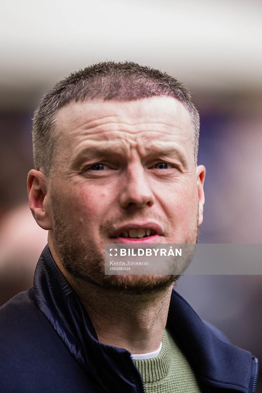 Hammarbys tränare Kim Hellberg under fotbollsmatchen i Allsvenskan mellan Hammarby och Degerfors den 26 maj 2025 i Stockholm. 