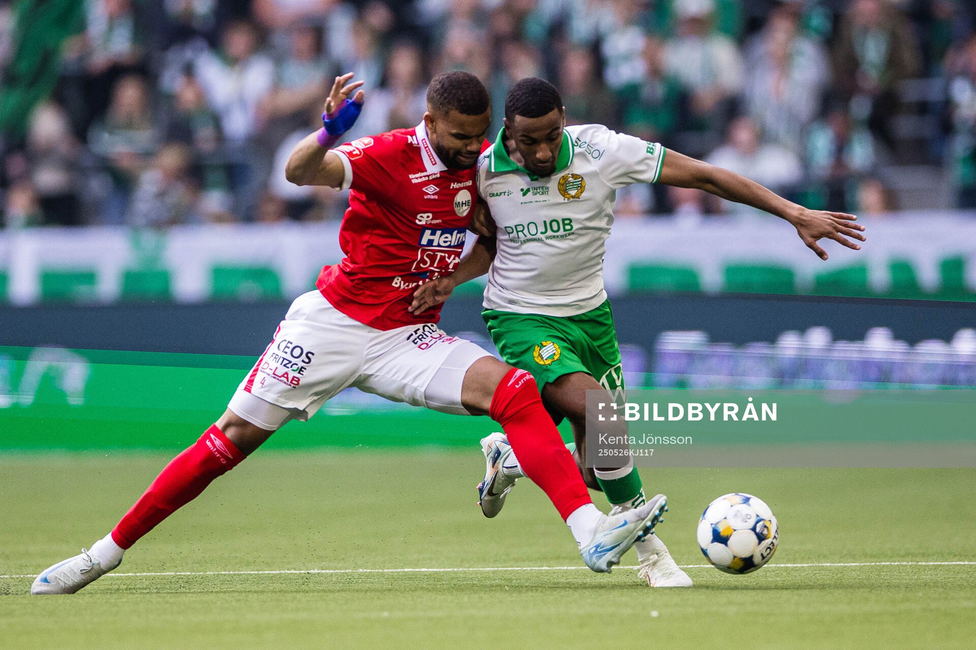 Degerfors Leon Hien och Hammarbys Paulos Abraham under fotbollsmatchen i Allsvenskan mellan Hammarby och Degerfors den 26 maj 2025 i Stockholm.