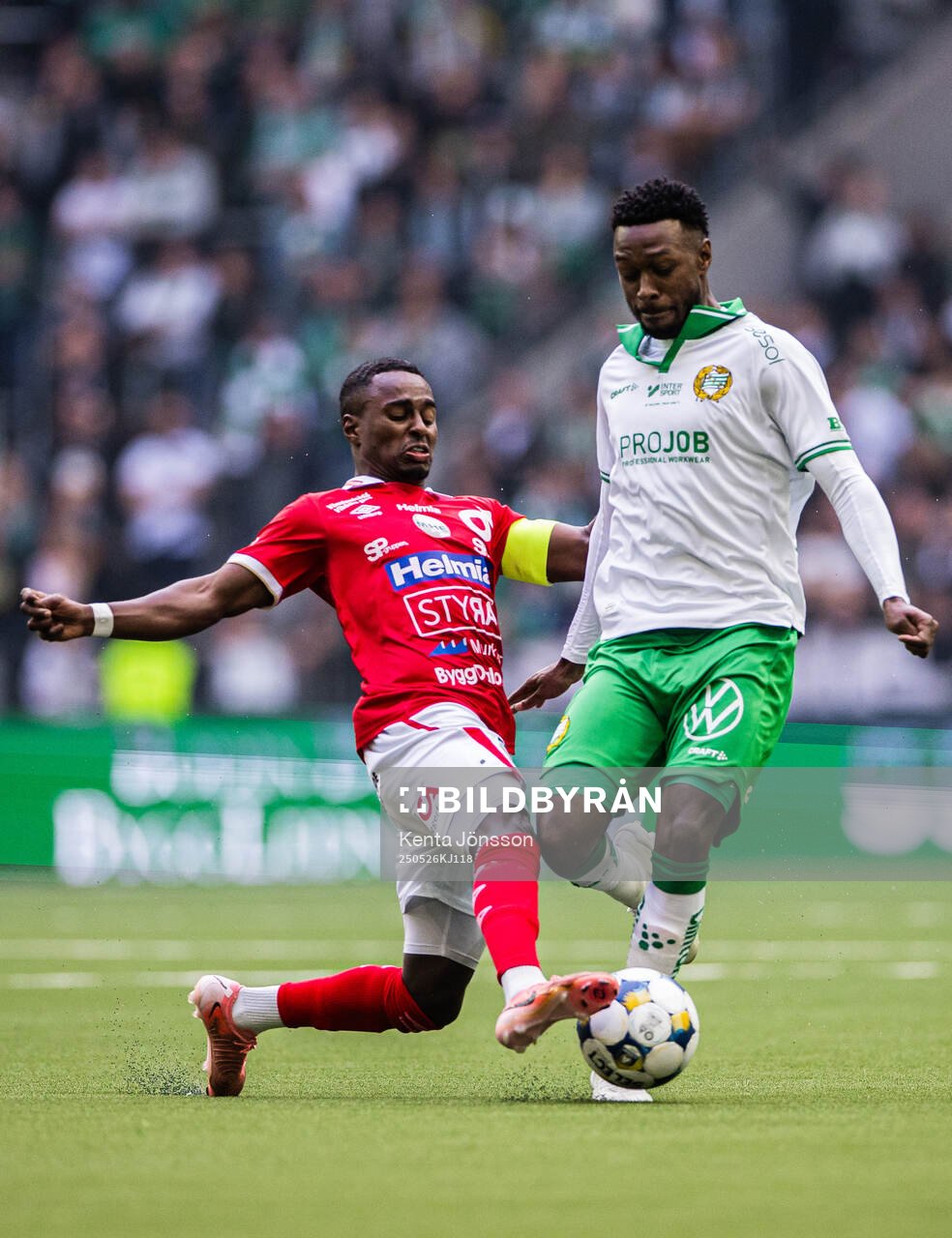 Degerfors Nahom Netabay och Hammarbys Shaquille Pinas under fotbollsmatchen i Allsvenskan mellan Hammarby och Degerfors den 26 maj 2025 i Stockholm.