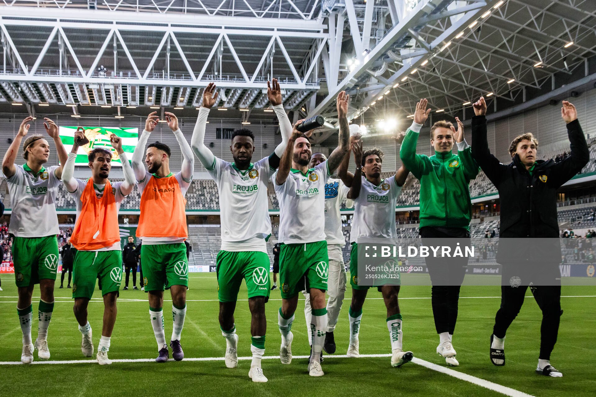 Hammarbys Markus Karlsson, Montader Madjed, Abdelrahman Boudah Saidi, Shaquille Pinas, Nahir Besara, Jonathan Karlsson, målvakt Felix Jakobsson och Hampus Skoglund jublar efter fotbollsmatchen i Allsvenskan mellan Hammarby och Degerfors den 26 maj 2025 i Stockholm.
