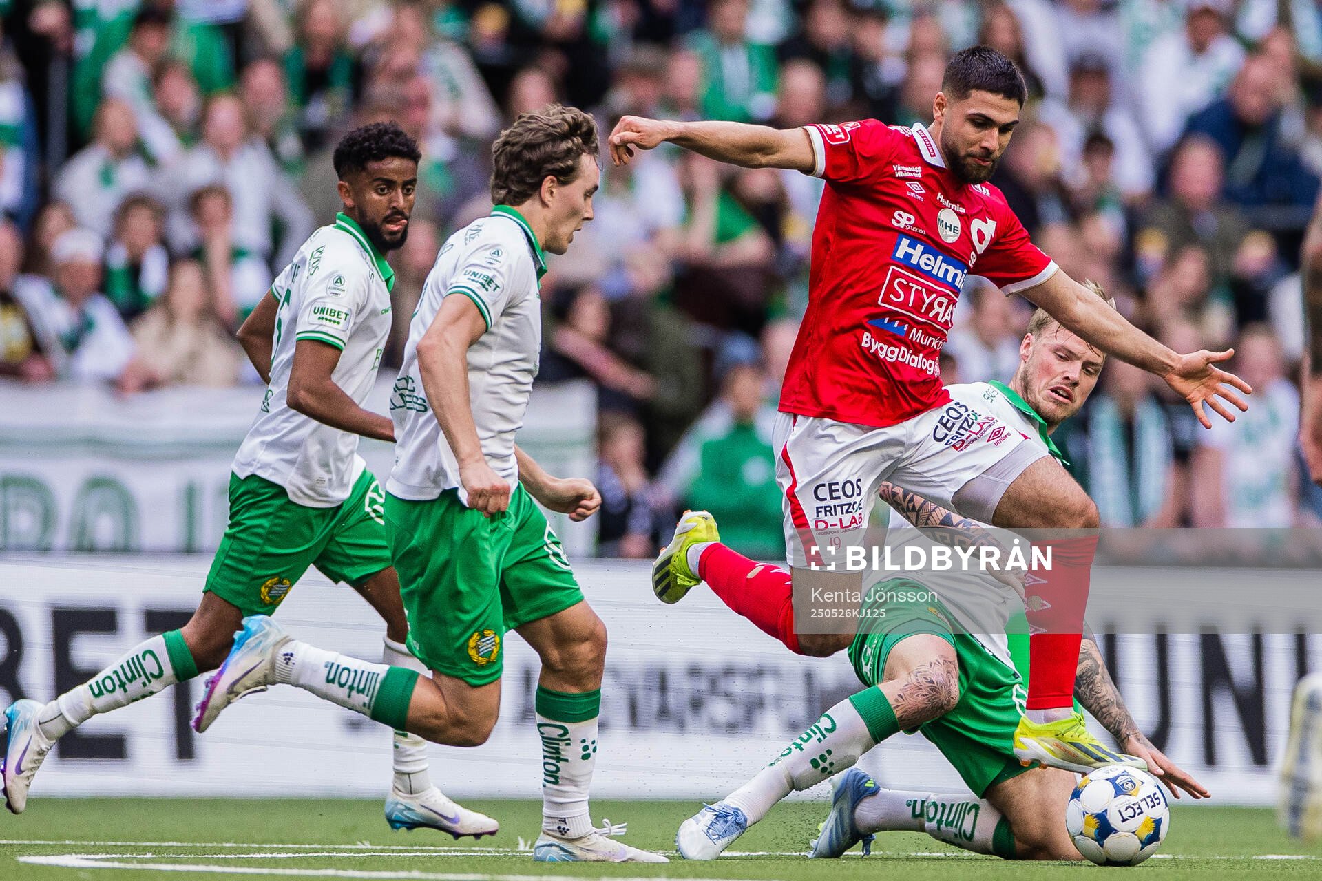 Degerfors Omar Faraj i kamp med Hammarbys Tesfaldet Tekie, Hampus Skoglund och Victor Eriksson under fotbollsmatchen i Allsvenskan mellan Hammarby och Degerfors den 26 maj 2025 i Stockholm.