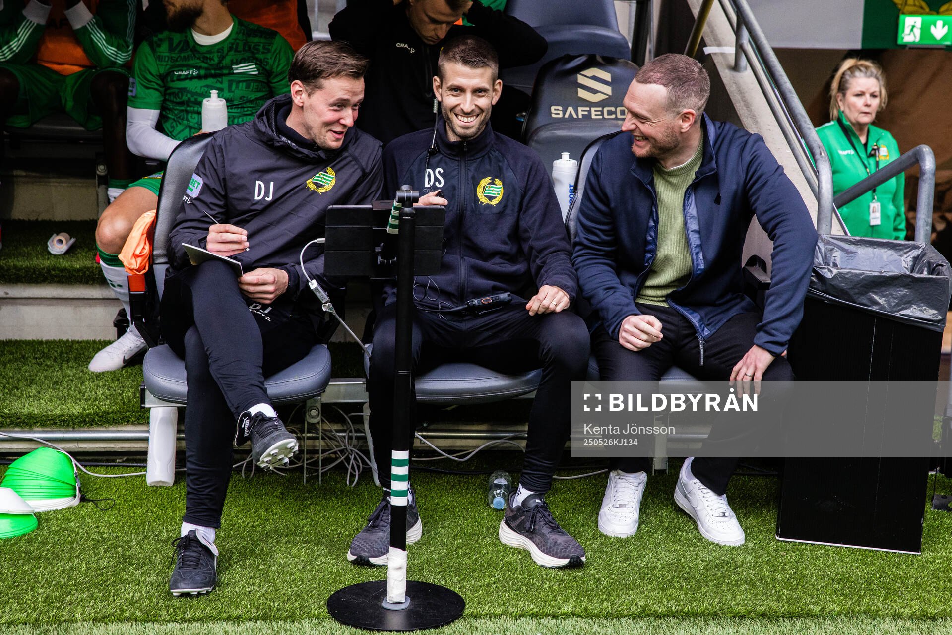 Hammarbys assisterande tränare Douglas Jakobsen, assisterande tränare David Selini och tränare Kim Hellberg inför fotbollsmatchen i Allsvenskan mellan Hammarby och Degerfors den 26 maj 2025 i Stockholm.