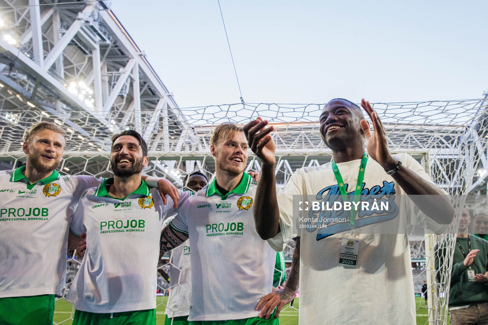 Hammarbys Simon Strand, Nahir Besara, Victor Eriksson och fd spelaren Bazoumana Touré jublar efter fotbollsmatchen i Allsvenskan mellan Hammarby och Degerfors den 26 maj 2025 i Stockholm.