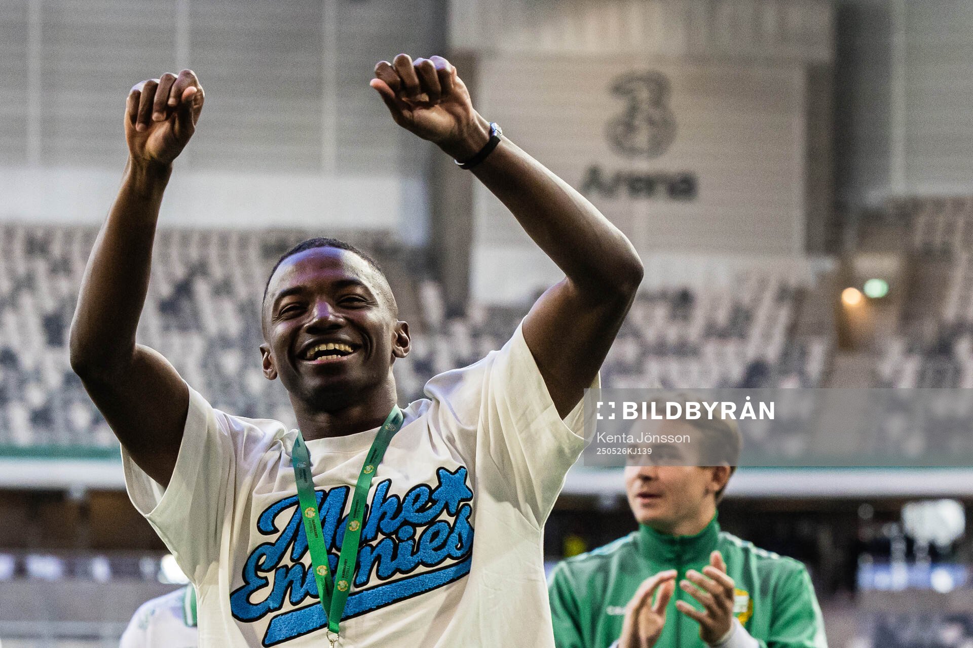Hammarbys före detta spelare Bazoumana Touré jublar efter fotbollsmatchen i Allsvenskan mellan Hammarby och Degerfors den 26 maj 2025 i Stockholm. 