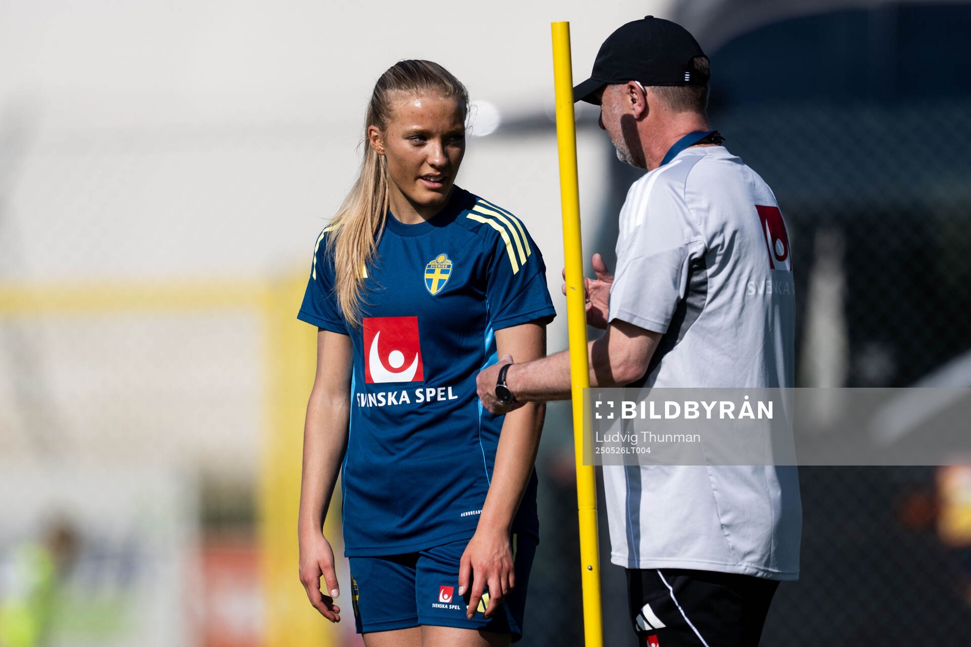 Smilla Holmberg and head coach Peter Gerhardsson of the Swedish women’s national football team during a training session on May 26, 2025 in Fidenza. 